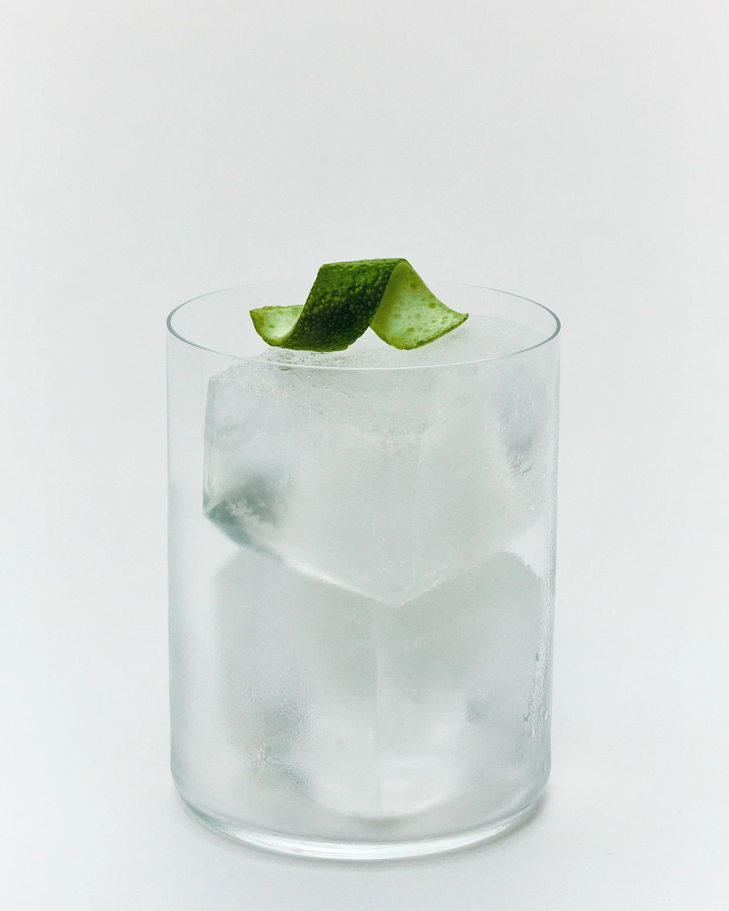 Outtake from today. Love the simplicity. 

#drinksphotography #drinksphotographer #cocktailphotography #foodphotography #stilllife #glasware #limezest #contemporaryphoto