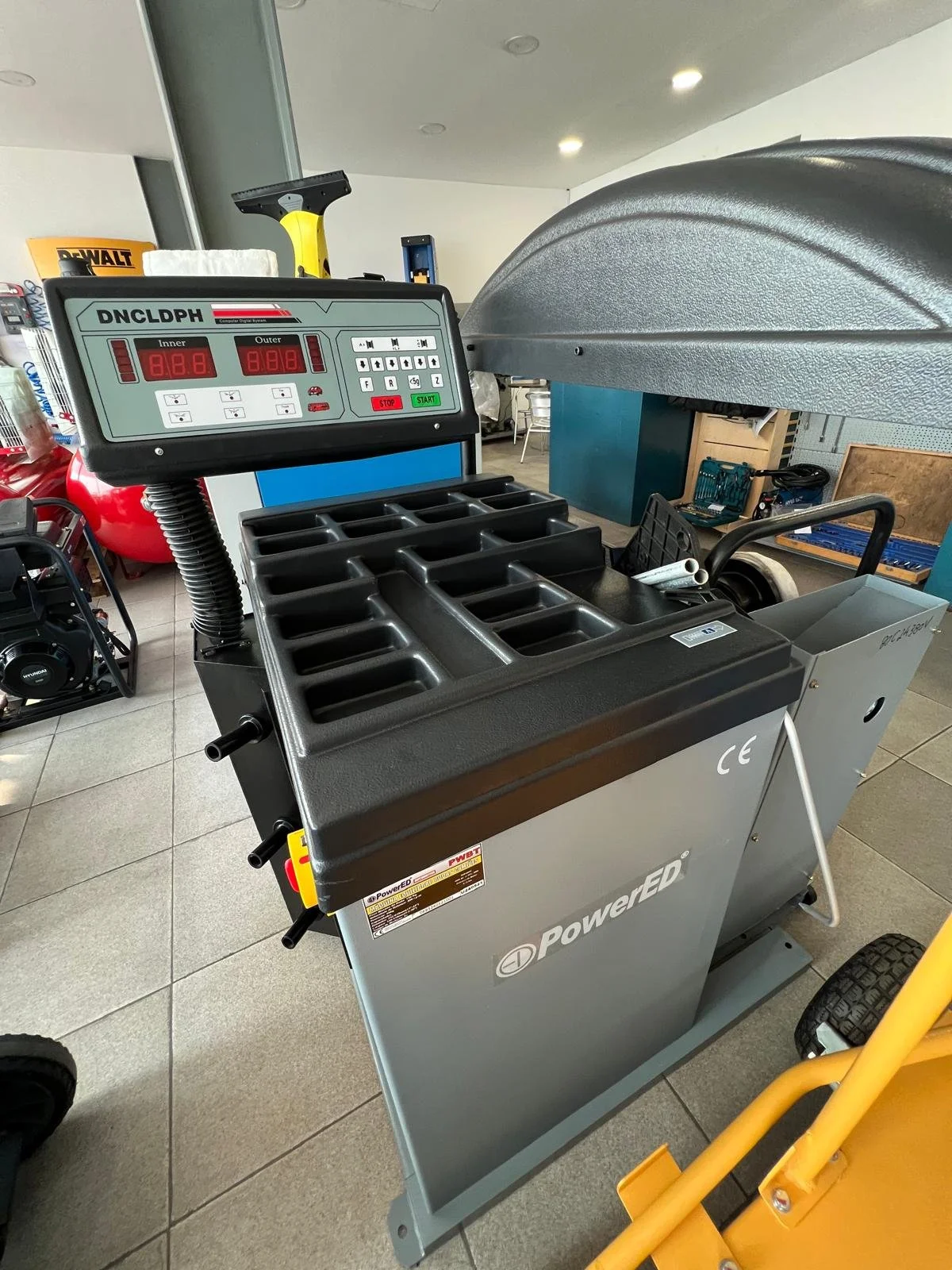 Desmontadora e equilibradora de pneus