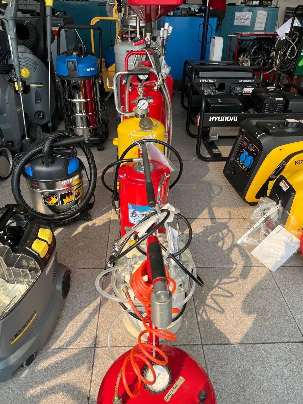 Equipamento de lubrificação como baldes, almotolias, seringas entre outros 