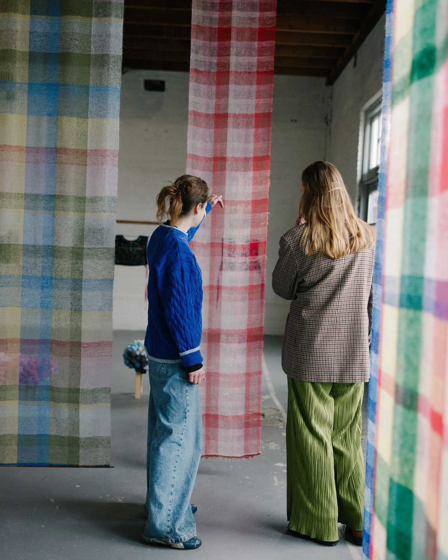 The exhibition "Hands that remember. Hands that create." is powered by @roemleiden! ⚡️

As a Leiden-based collective, ROEM is dedicated to fueling the careers of emerging artists through their gallery, @troefleiden. In this collaboration wi