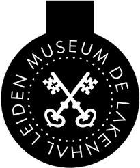 Badge or emblem with a black circular background, white text, and two crossed keys in the center. The text reads 'LEIDEN MUSEUMDE,