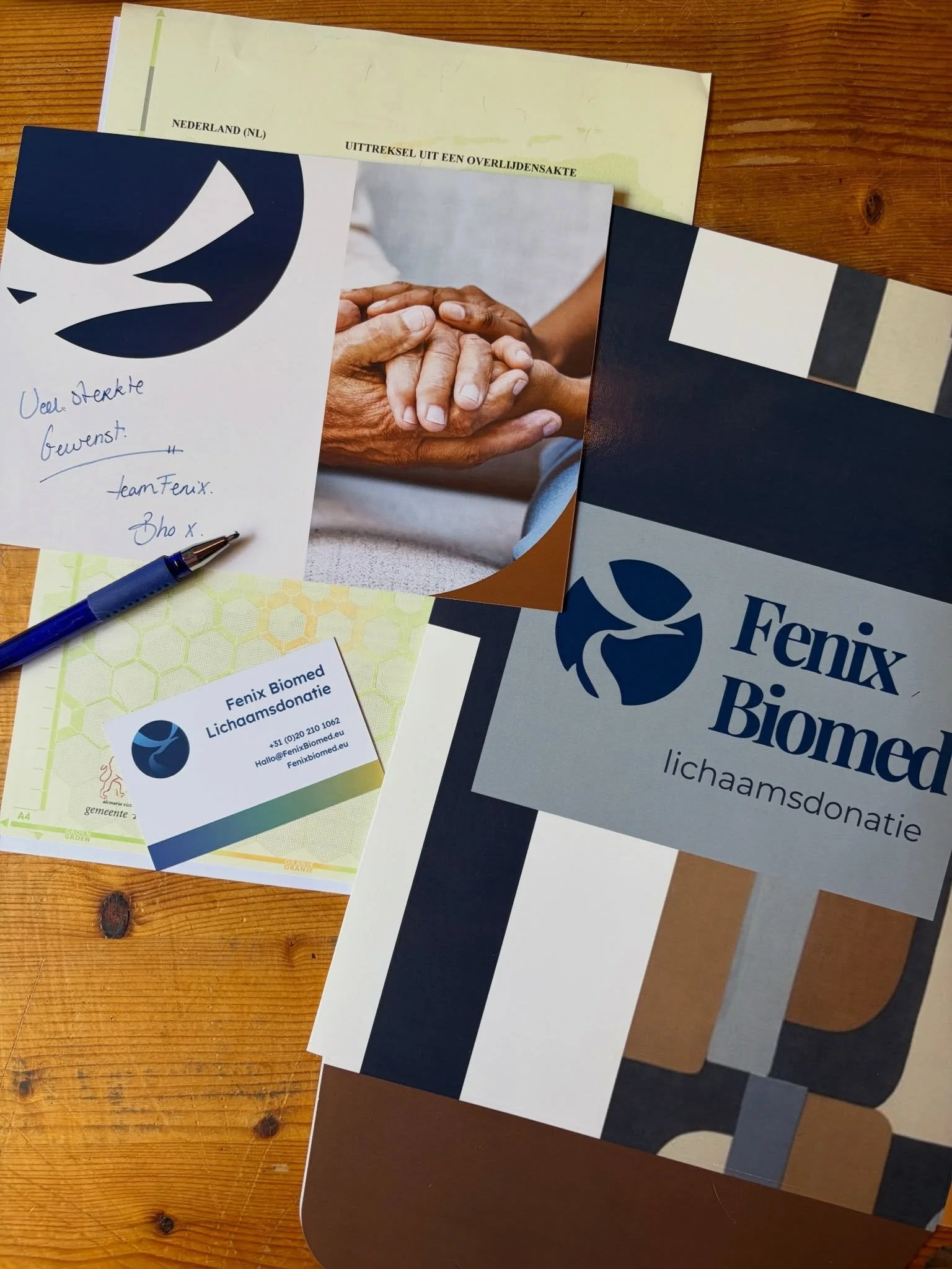 De originele akte van overlijden.

Ook dat regelen wij bij Fenix Biomed.
Een ogenschijnlijk kleine handeling, die nog heel wat voeten in de aarde kan hebben.

Die neem ik de nabestaanden graag uit handen.
Want bij Fenix Biomed zijn die taken vanzelfs