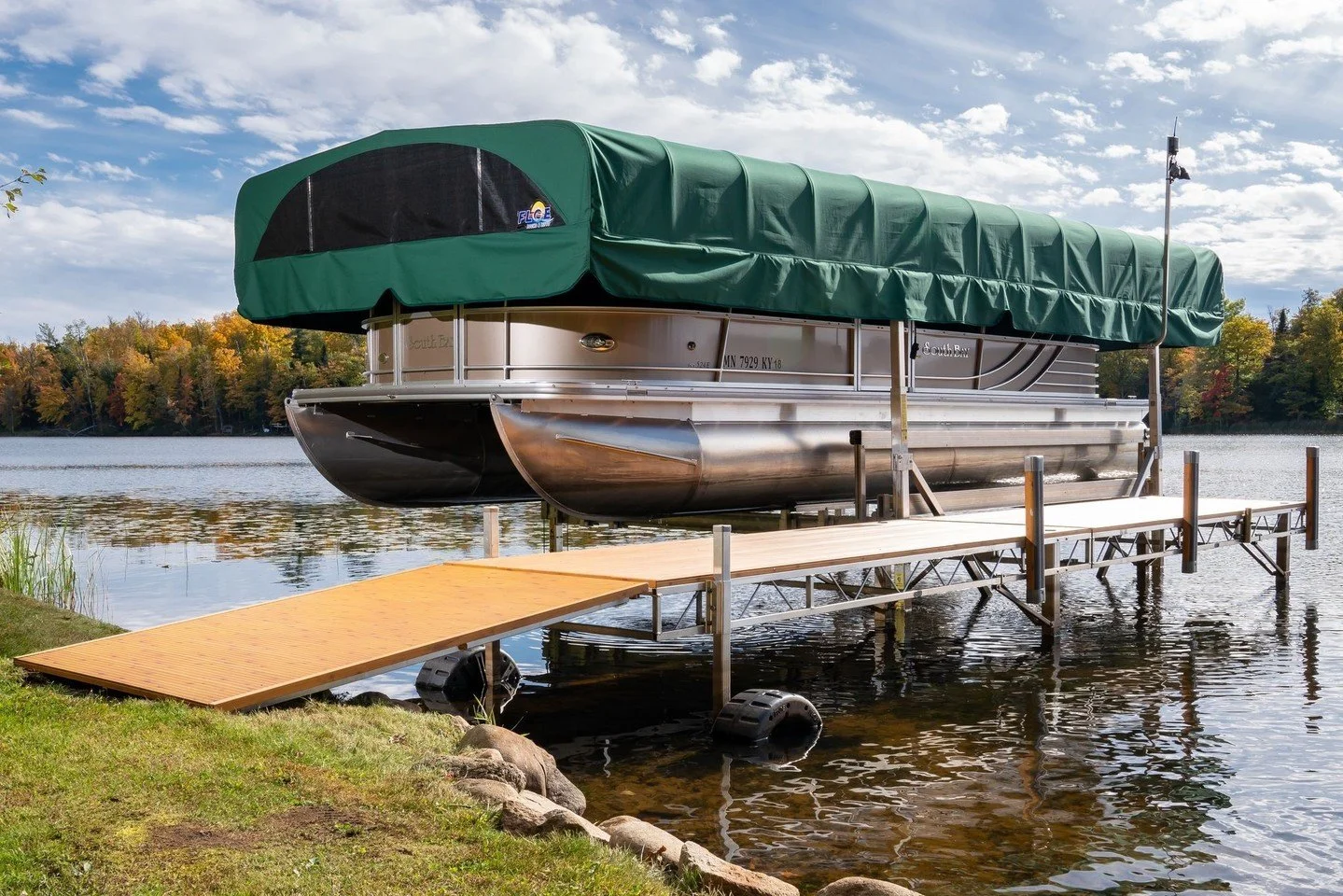 Smart move: get your dock and lift lined up while it&rsquo;s still cold out ❄️ That way, when the ice melts, you&rsquo;re ready to boat!
❄️
#summertimeblues #dockdays #lakeshore #floedocks
.
.
.
#FLOE #DockSystems #Focused