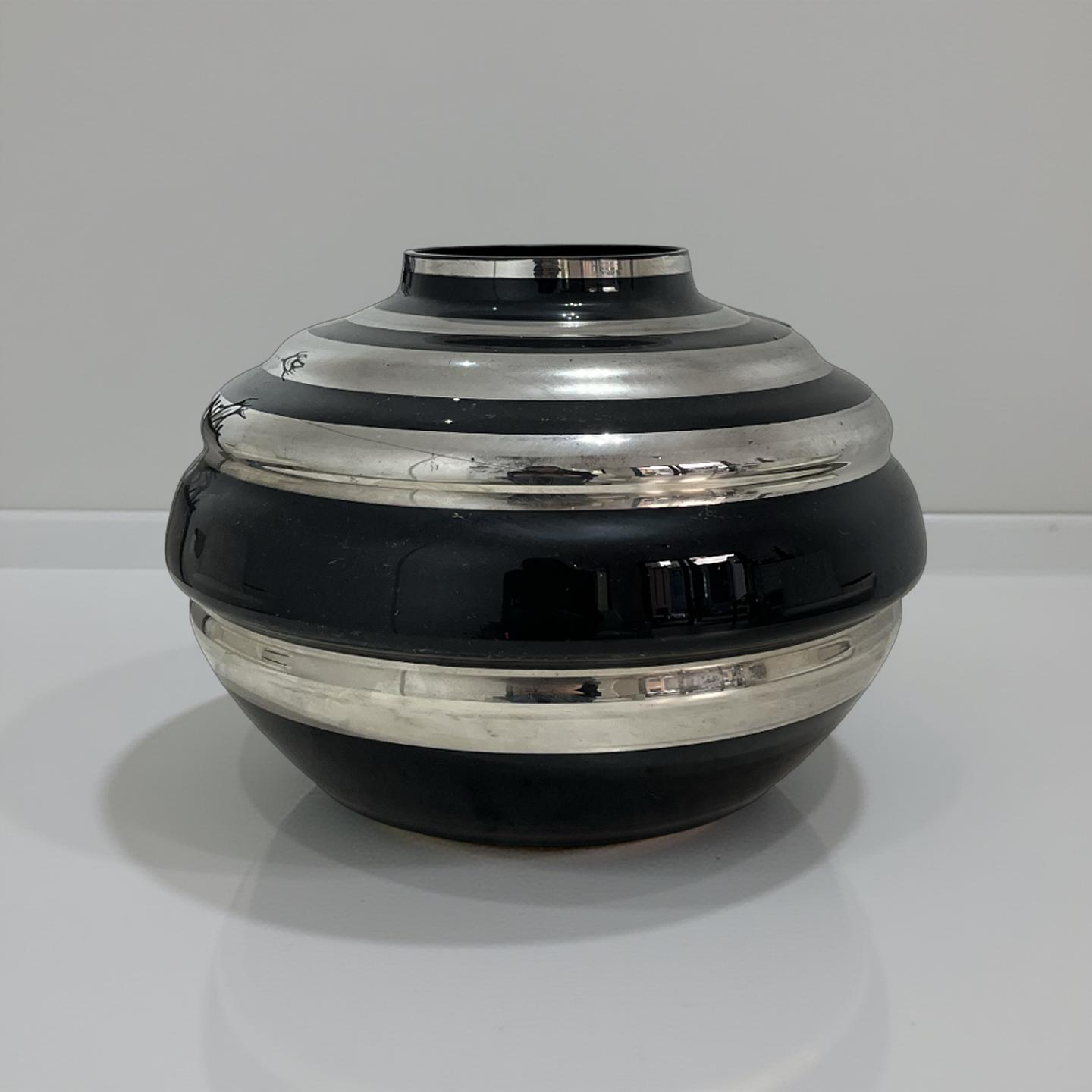 Vaso Art Déco em Vidro Opalino Preto e Prata – Boom