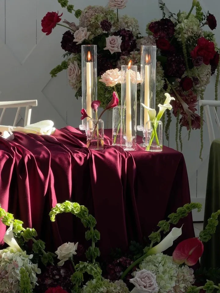 File under rich &amp; moody 🥀🤍

Loved working alongside @jennamarie.events to capture this beautiful design coming to life! 

Planner: @jennamarie.events 
Venue: @thenestatruthfarms 
Photo: @elisabethreidphotography 
Content: @allgood.moments 
Hair