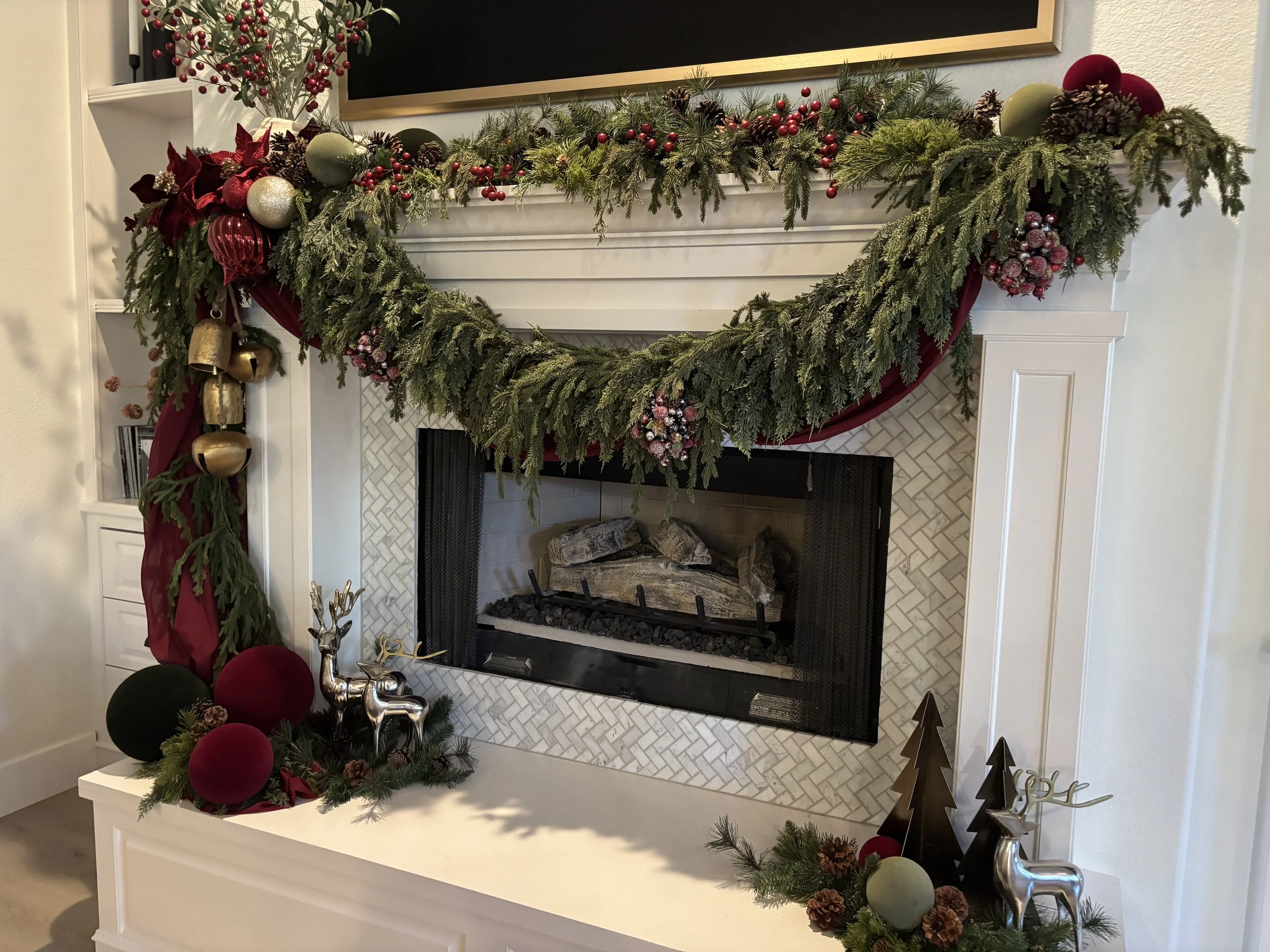 Las_Vegas_Home_Christmas_Decorating_Mantel.jpg