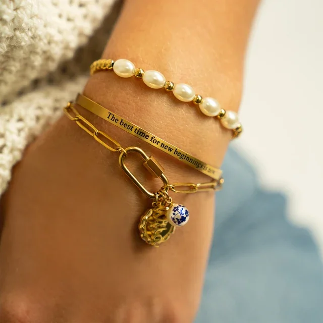BRJ1085_18K-Gold_Kiska_Glass_Pearl_Stretch_Bracelet_MODEL-0_badbc827-38fe-4d0d-9a56-b57b1b61b4d1.webp