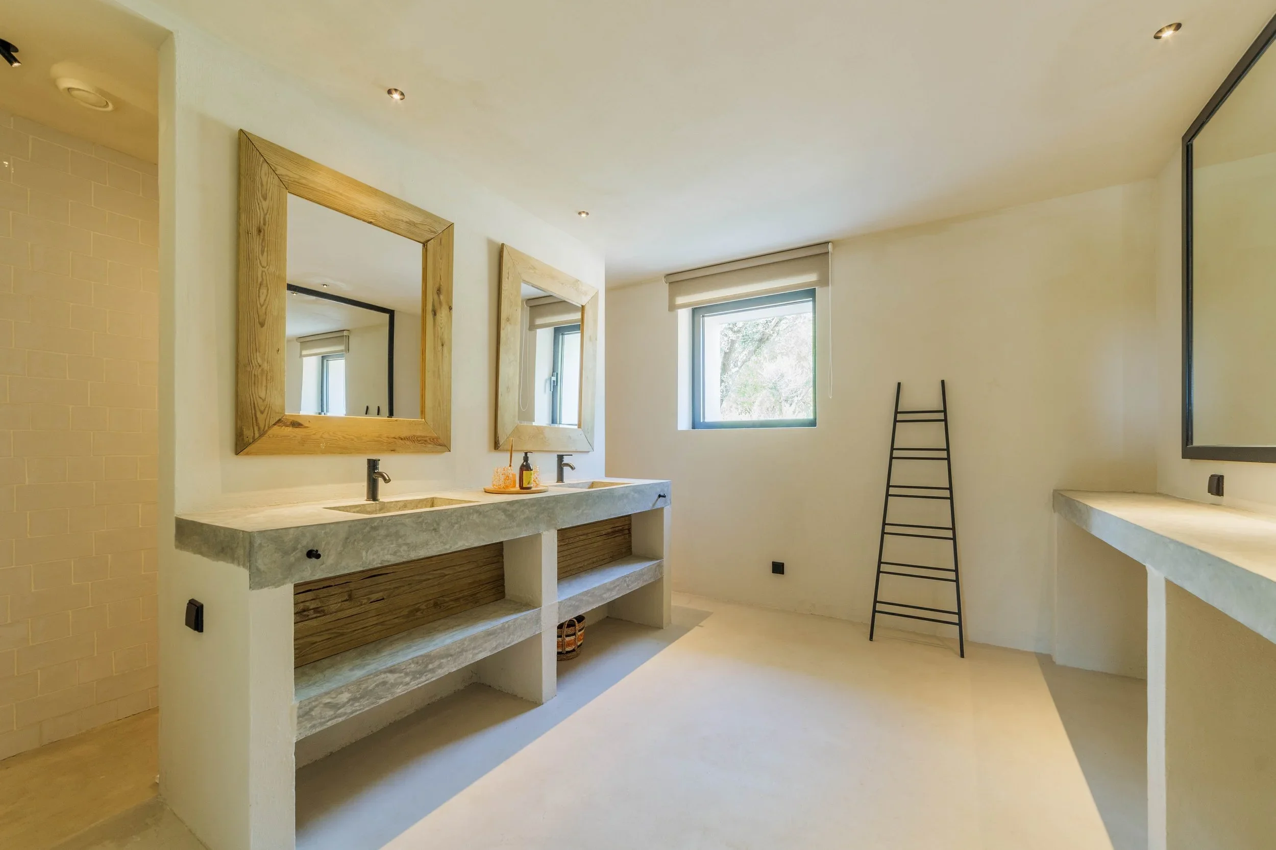 Shee Retreats - large bathroom.webp