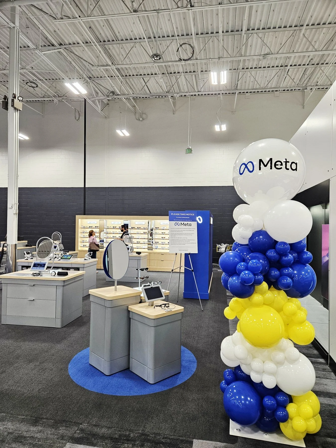 Meta Product Event Branded Balloon Column