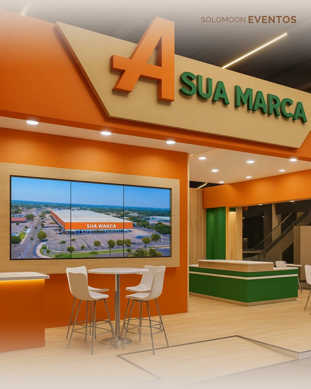 Interior de loja com letreiro 'Sua Marca' em destaque, televisão exibindo uma fachada de loja, balcão de atendimento verde e branco, mesa redonda com três cadeiras modernas brancas, ambiente com iluminação de teto.