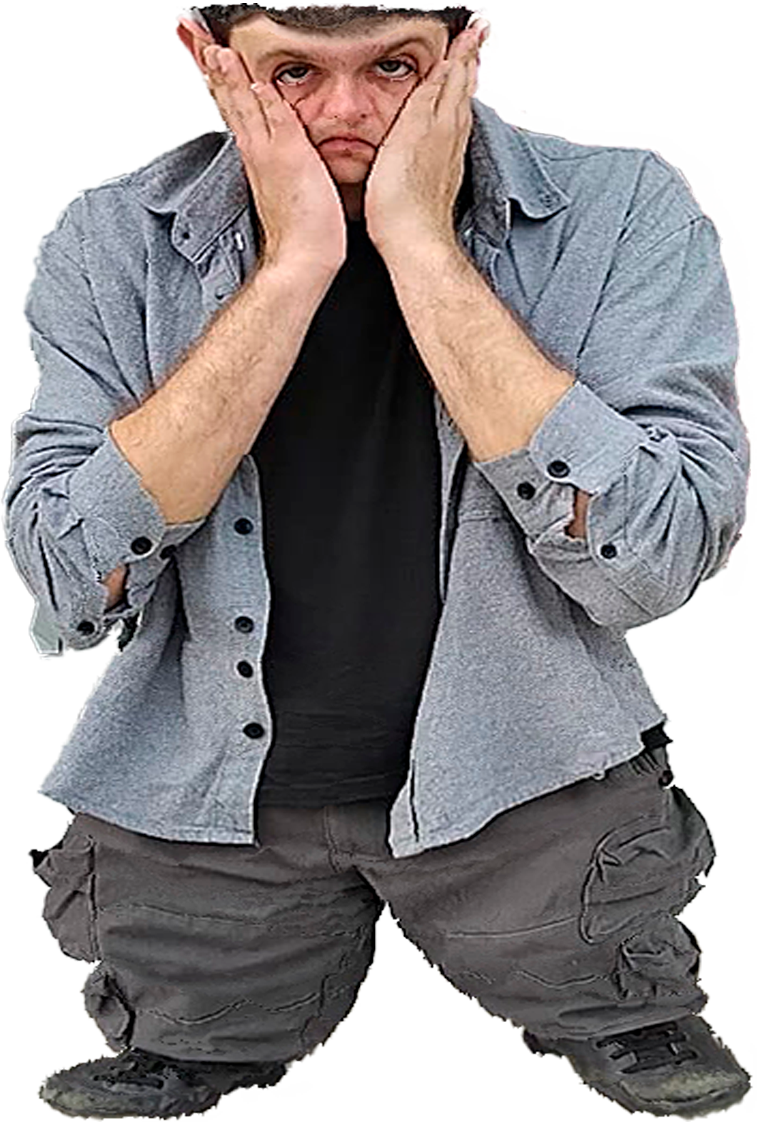 Imagen de Fer. Hombre con expresión de cansancio o frustración, aguantándose la cabeza con las manos, vestido con chaqueta gris, camiseta negra y pantalones cargo oscuros.