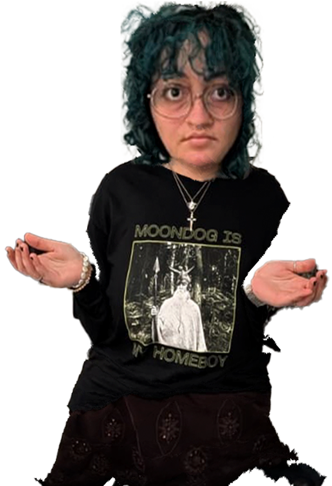 Imagen de Esther. Una mujer con cabello rizado y oscuro, usando gafas grandes, camiseta negra con impresión de una figura en un bosque, y adornos de joyería, con expresión de confusión o duda y manos levantadas en actitud de incertidumbre.