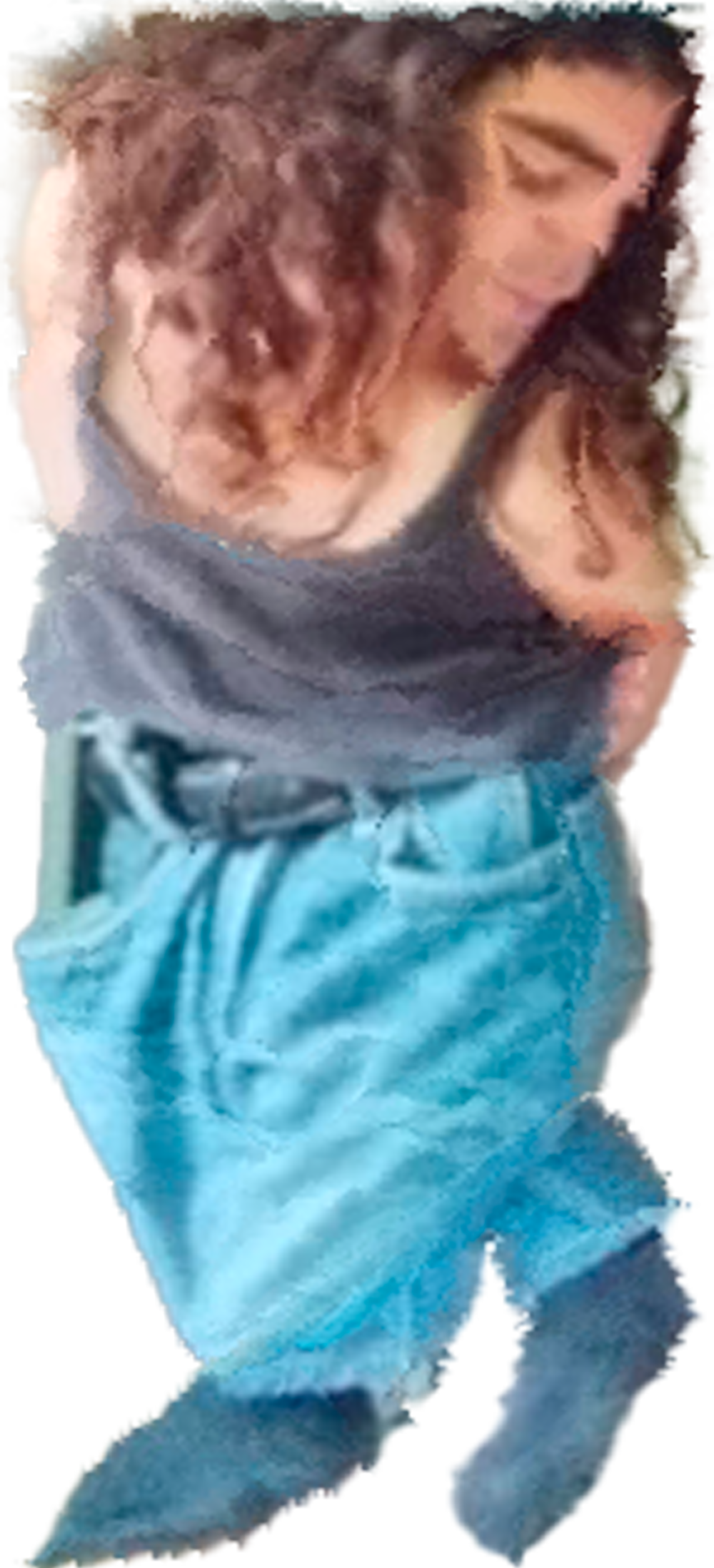 Un niño con gafas, con cabello rizado y manga larga, risueño, junto a una niña con cabello rizado y ojos cerrados, en un ambiente interior.