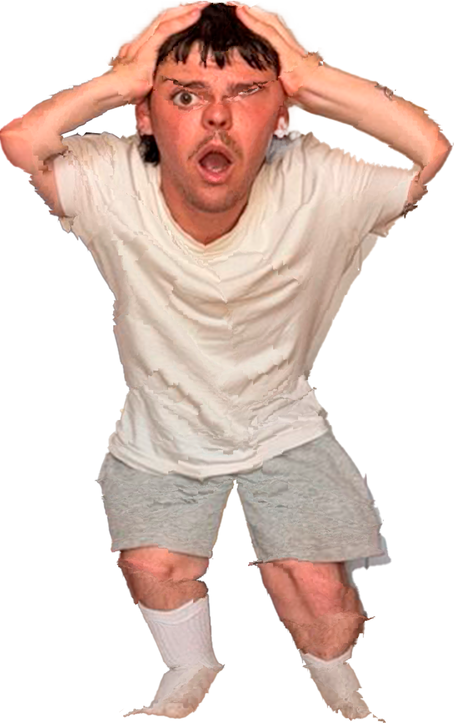 Imagen de Fran. Hombre con expresión de sorpresa o miedo, con las manos en la cabeza, usando ropa blanca, calcetines y pantalones cortos grises.