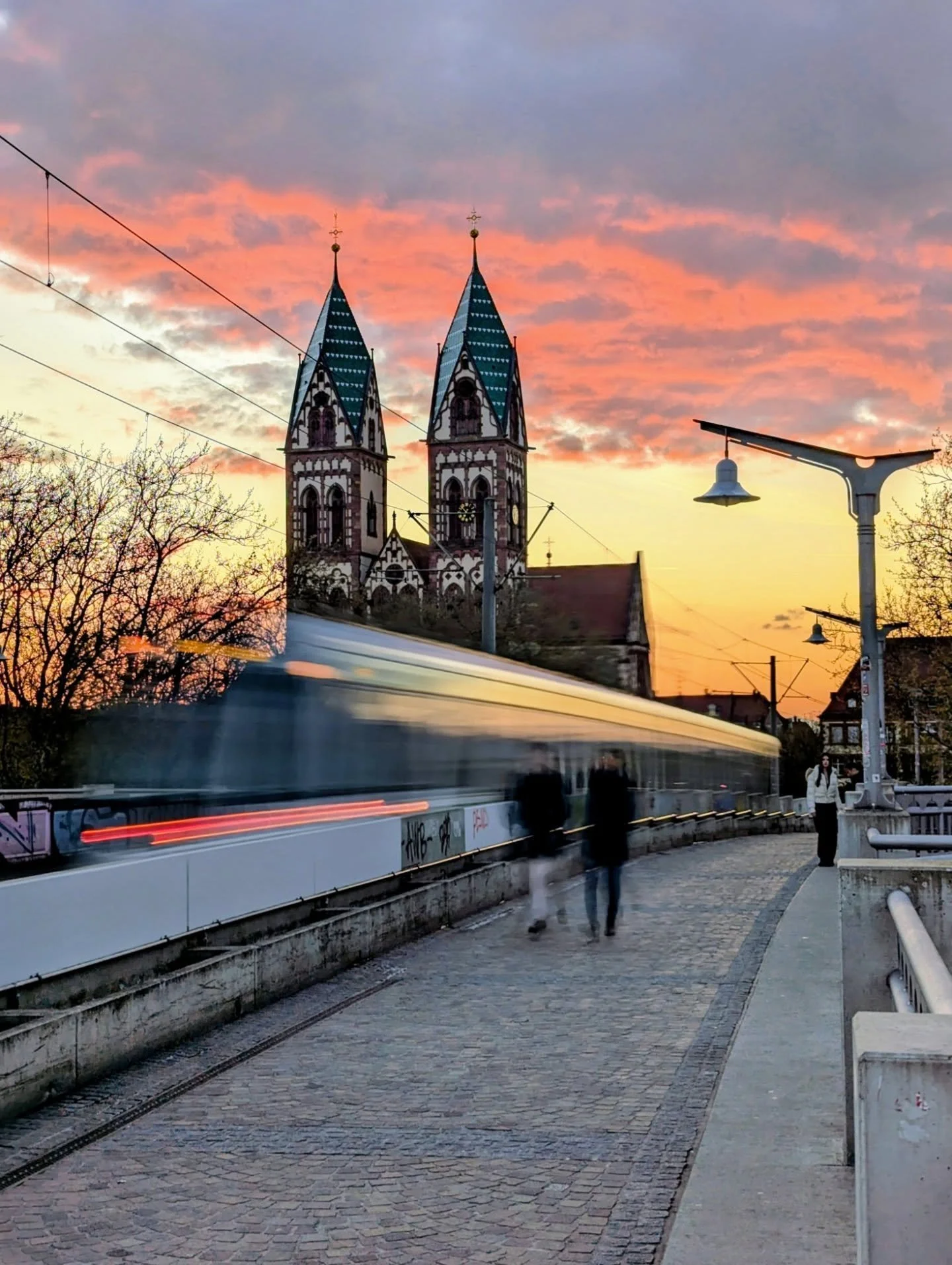 Freiburgliebe ❤️&zwj;🔥 Schnappsch&uuml;sse vom gestrigen Sonnenuntergang... Die Kamera lag zu Hause, aber diese tolle Stimmung wollte trotzdem festgehalten werden 📱

#freiburg #my_view_of_germany #citylife #sunrise_sunset_photogroup #googlepixel