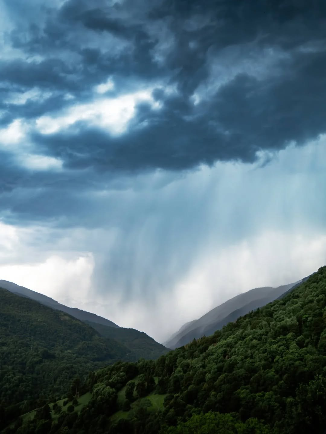 Gewitter in den Pyren&auml;en ⛈️

#pyrenees #thunderstorms #stormclouds #inthemountains #lumix
