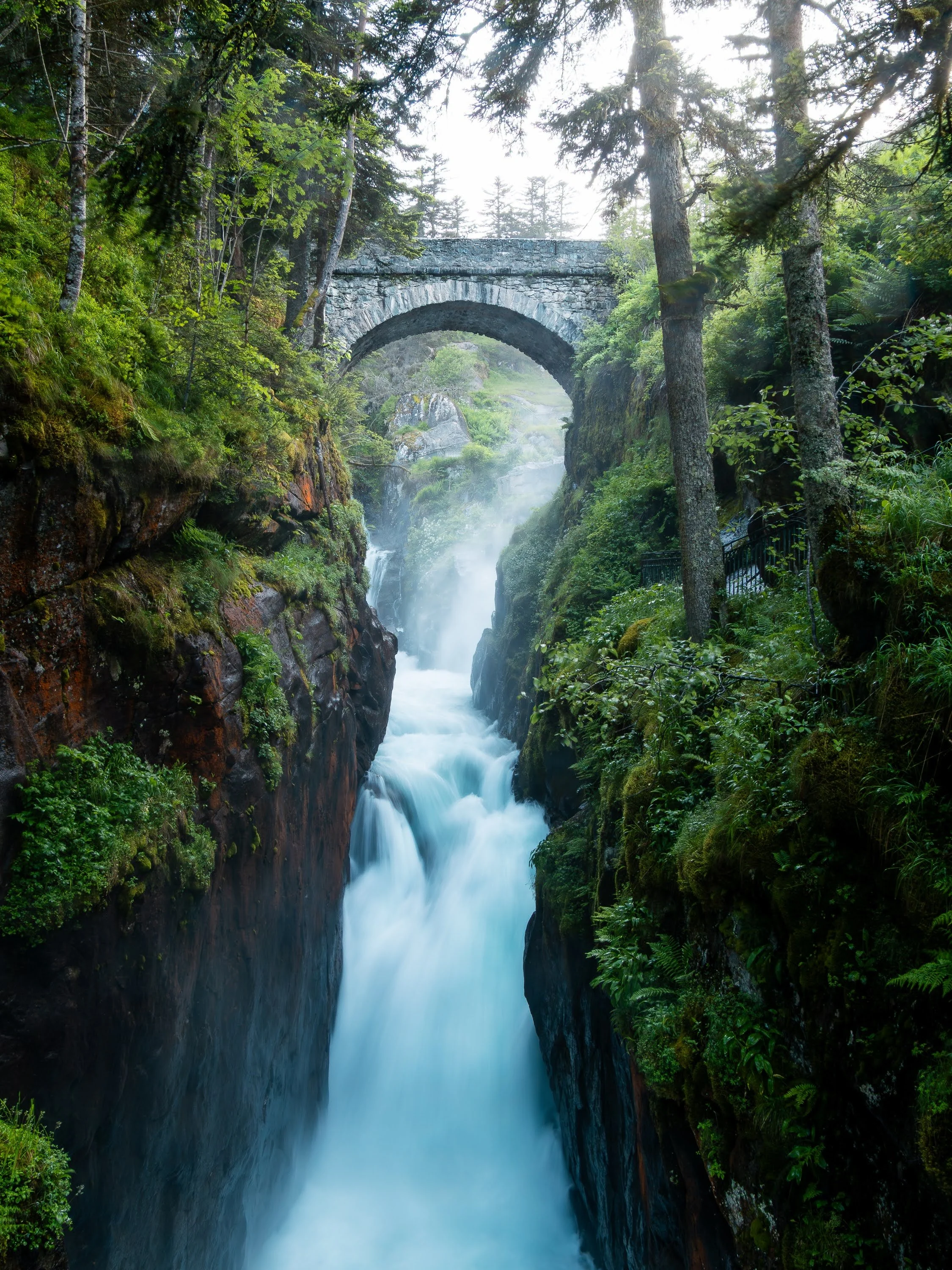 Reißender Gebirgsbach unter der Brücke Pont d'Espagne bei Cauterets, Frankreich