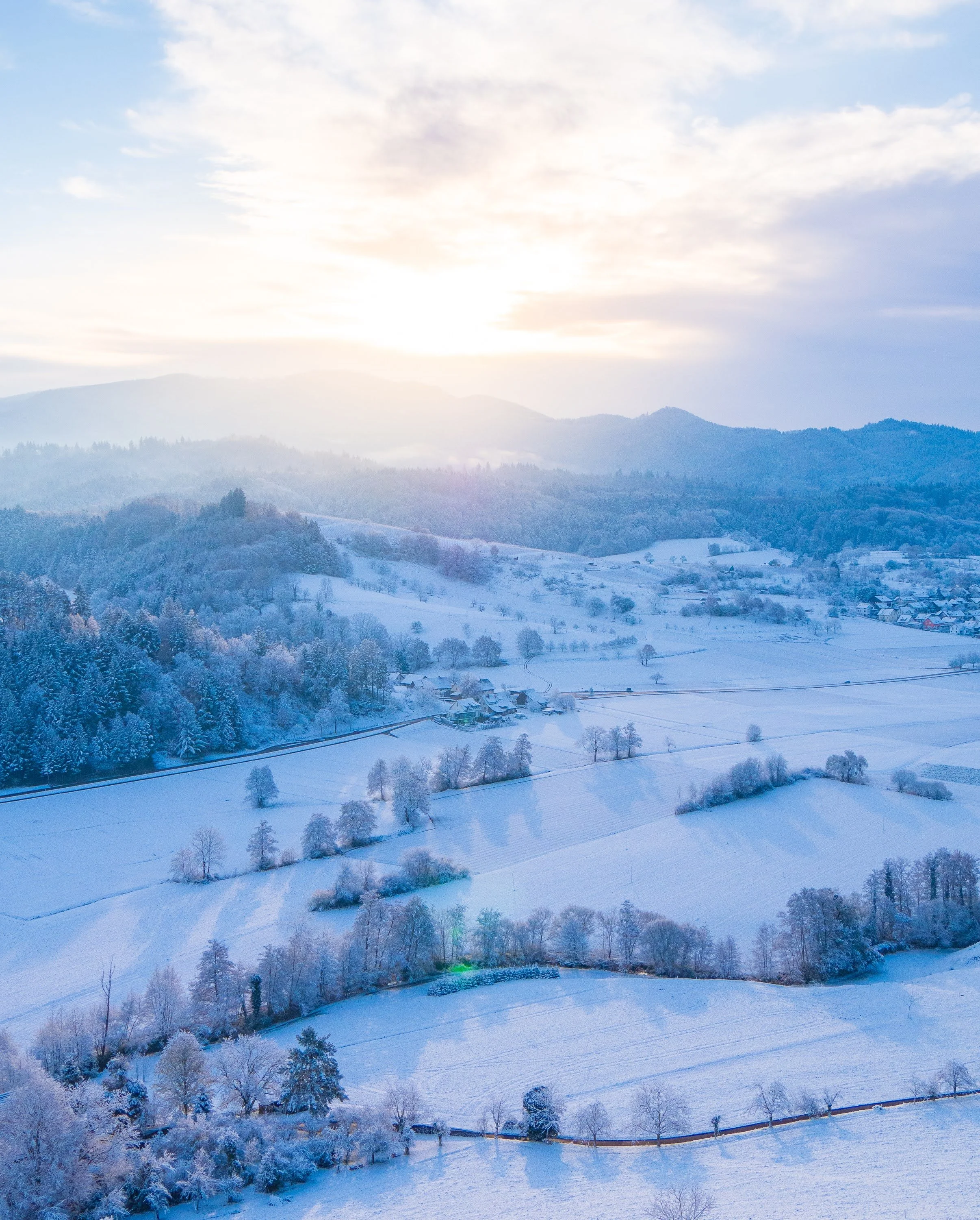 Wintermorgen in Emmendingen: Blick von der Hochburg zum Kandel über verschneite Landschaft
