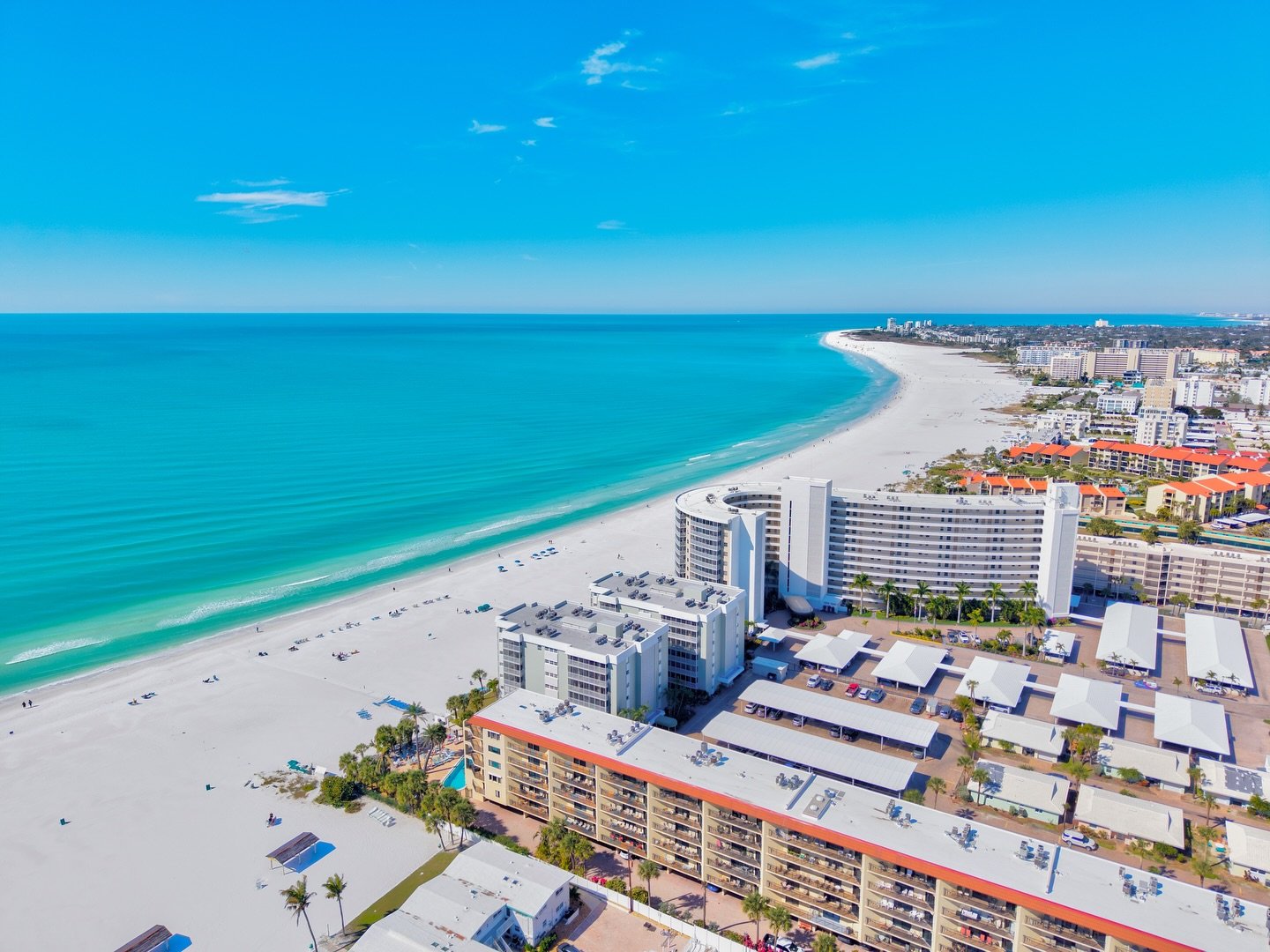 𝗙𝗹𝗼𝗿𝗶𝗱𝗮 𝗰𝗼𝗻𝗱𝗼 𝗹𝗶𝗳𝗲 is all about easy, lock‑and‑leave living with front‑row access to everything people love about the Sunshine State. 🌴⁣
⁣
Thinking about a Florida condo instead of a single‑family home? ➡️ Here&rsquo;s why it can be 