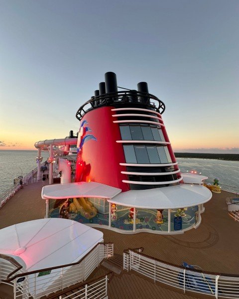 From sun-soaked deck time to immersive entertainment, memorable dining, and signature Disney magic, here&rsquo;s what awaits aboard the new Disney Destiny ✨
Swipe through to explore the experience.

#disney #disneycruise #compassandfable