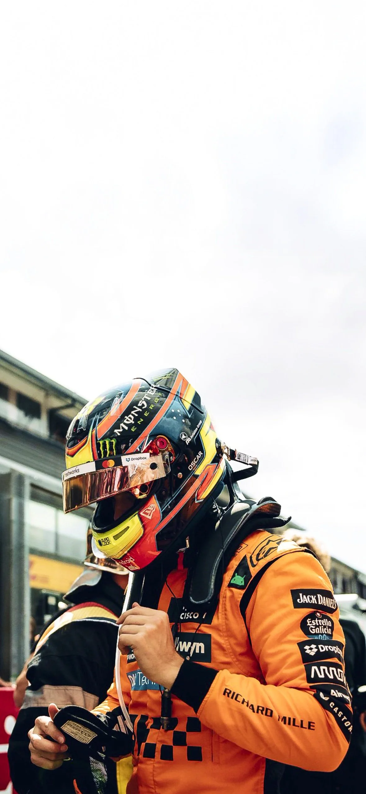 High-resolution McLaren Formula 1 wallpaper featuring Oscar Piastri from the 2025 season. Perfect for mobile backgrounds. Team: McLaren Driver: Oscar Piastri