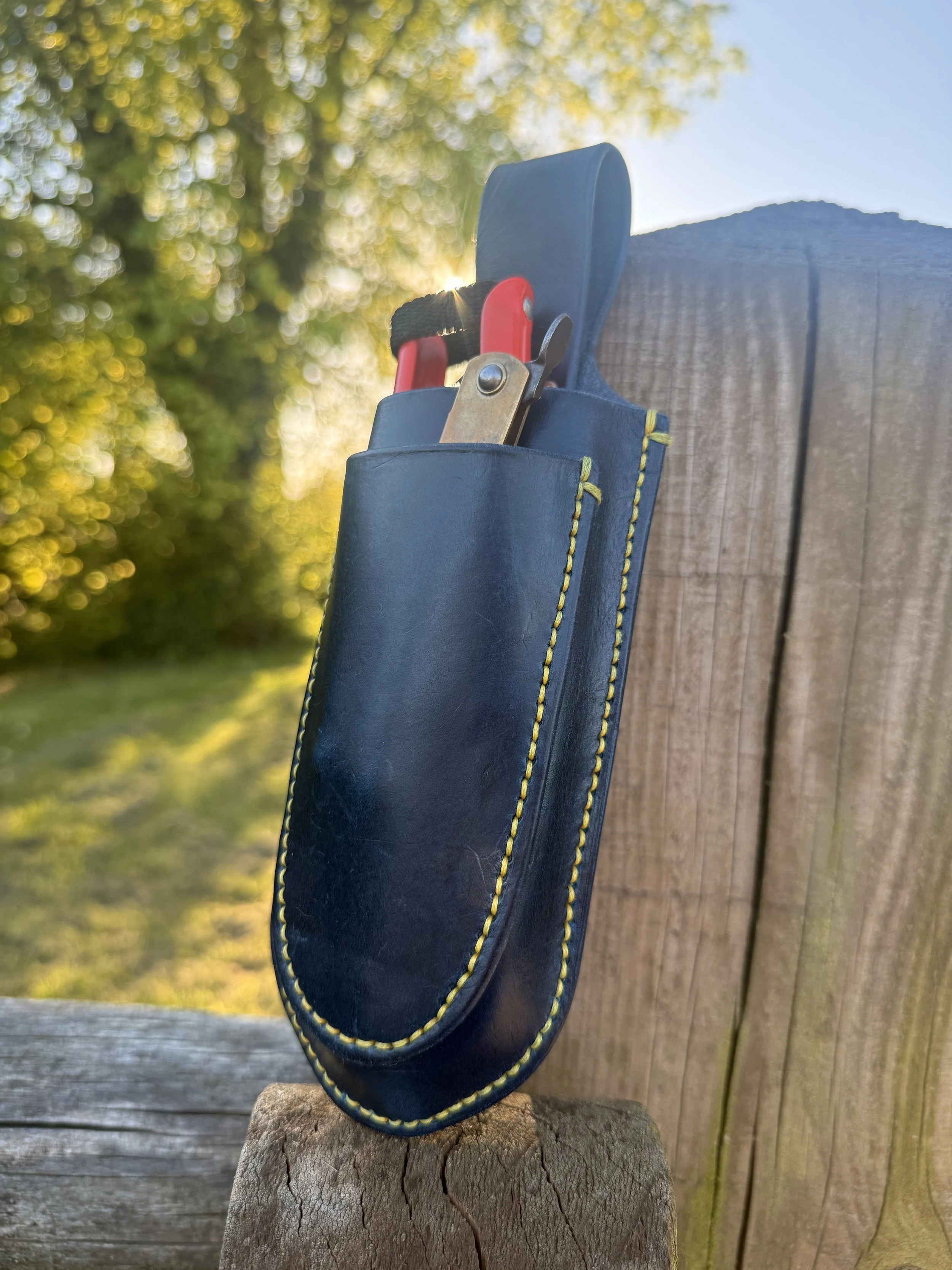 Double Holster. Handcrafted from Italian veg tan leather, designed to carry secateurs and a folding utility knife