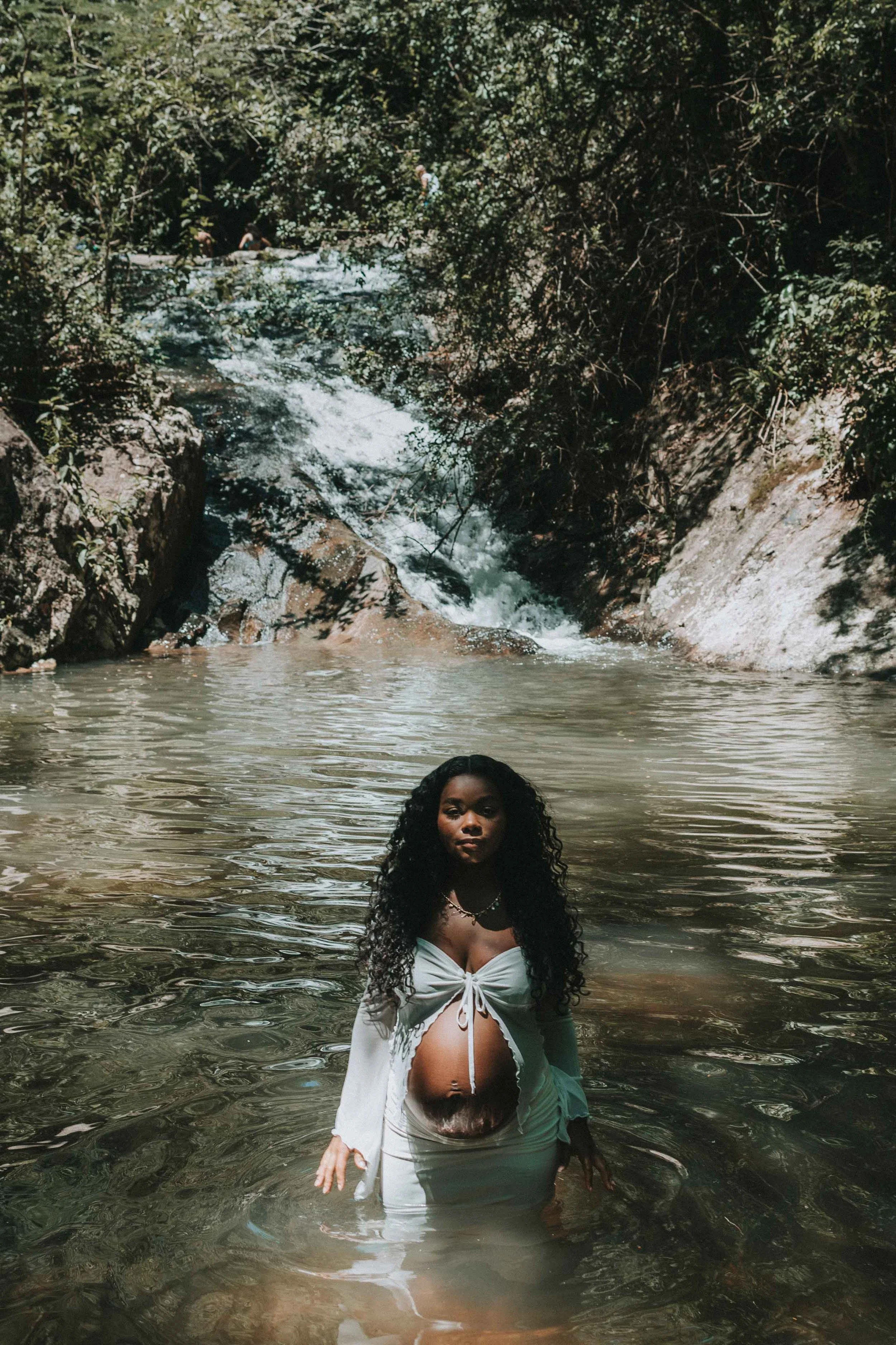 fotógrafa-rio-de-janeiro-ana-b-fotografia-ensaio-de-gestante-cachoeira