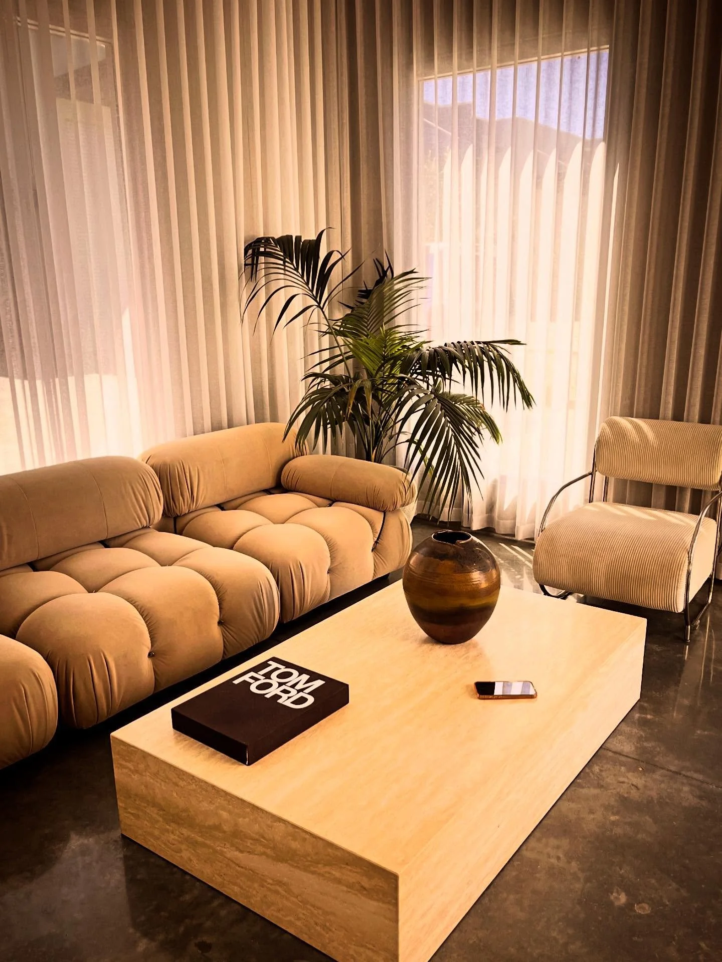 Loving this style from the @thes7udio and want to channel more of it into my life. 

Maybe my next living room set-up could look like this?

Big love 😍 and plan to get @the_empiria_project into this studio someday soon. 

#stylemepretty
#theempiriap