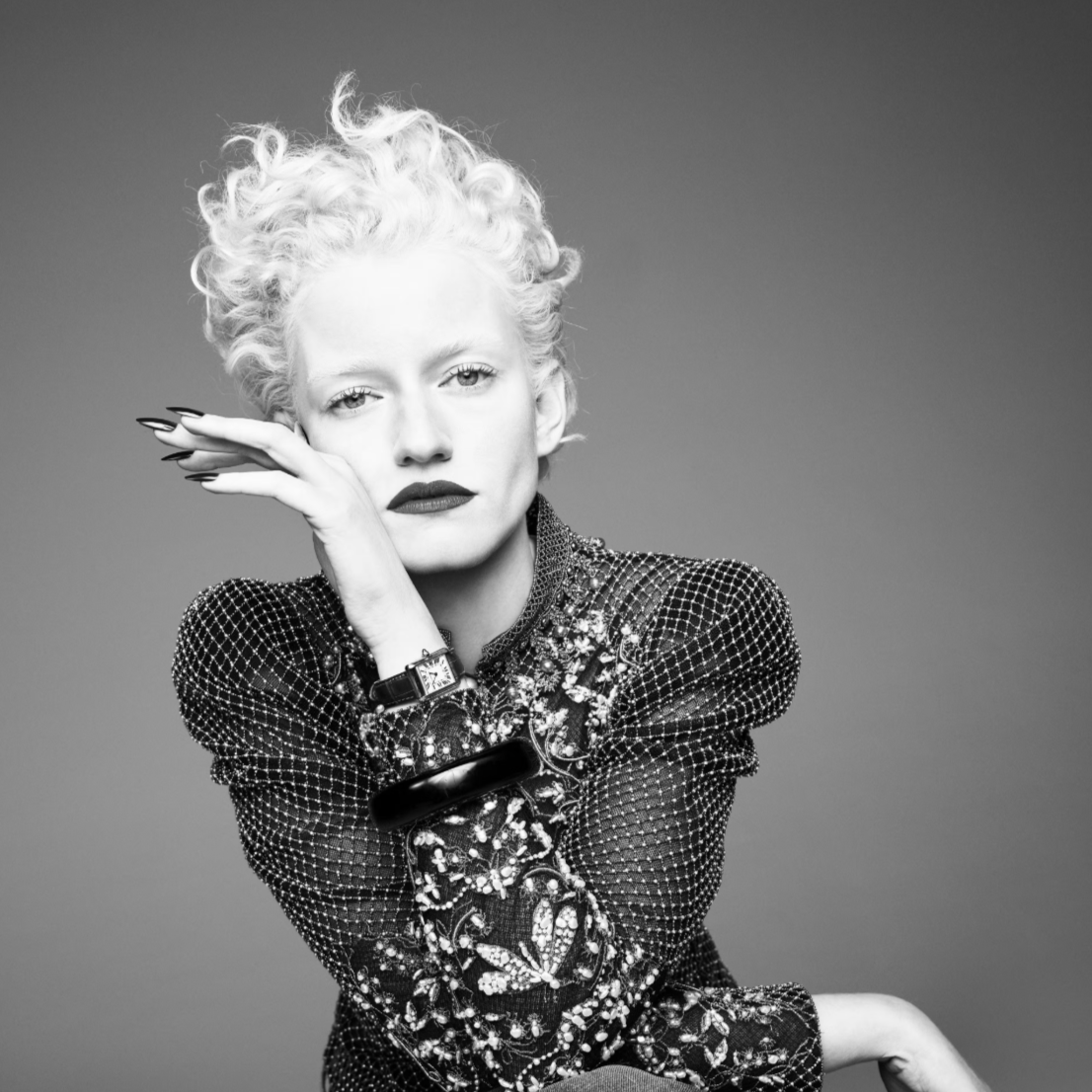 JULIA GARNER, DISCIPLE OF THE DRAMATIC ARTS, ON WHAT IT TAKES TO STAND APART |  
                         Beyond Noise Issue No. 03 | 
Photography by Willy Vanderperre