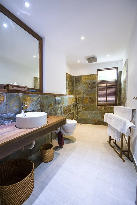 The Barefoot 0151 Ph Carè© copy.jpg