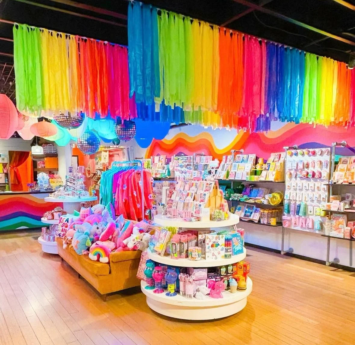 Shop Aesthetic and Merchandising - Common Dear