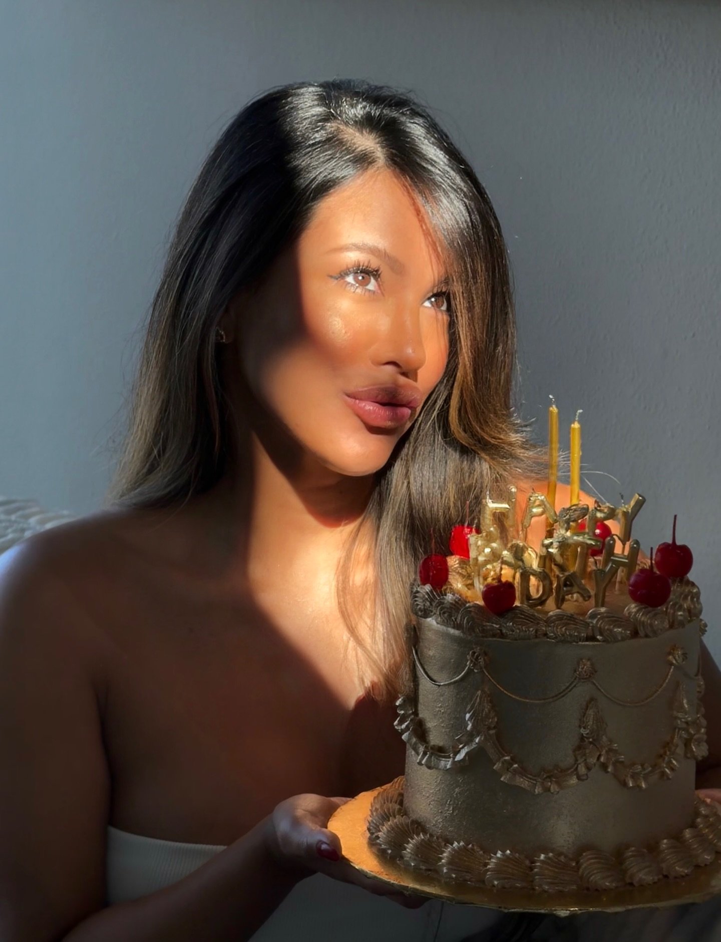 That glow wasn&rsquo;t the bday candles ✨👀 It&rsquo;s Isla Sol Shimmer Drops&hellip; mixed into your fave moisturizer for that golden skin glow🧡✨ tap here. be golden. ✨

#shimmerdrops #makeup #makeuphacks #skincaretips #selftan