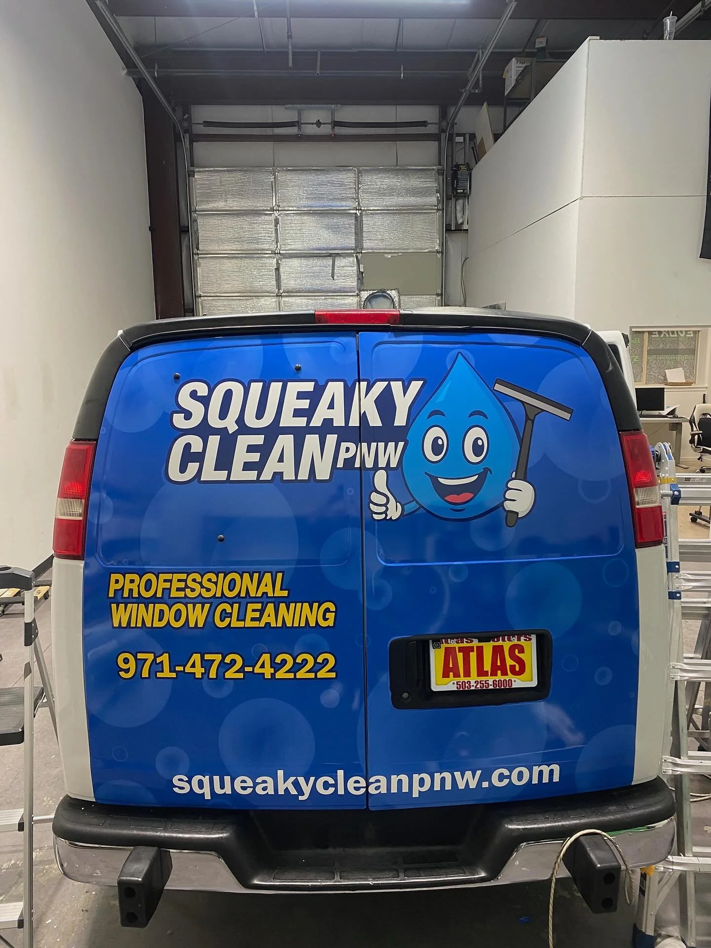 It&rsquo;s a wrap 🚙🔵💦 
Next stop: making your windows shine 
#SqueakyCleanPNW