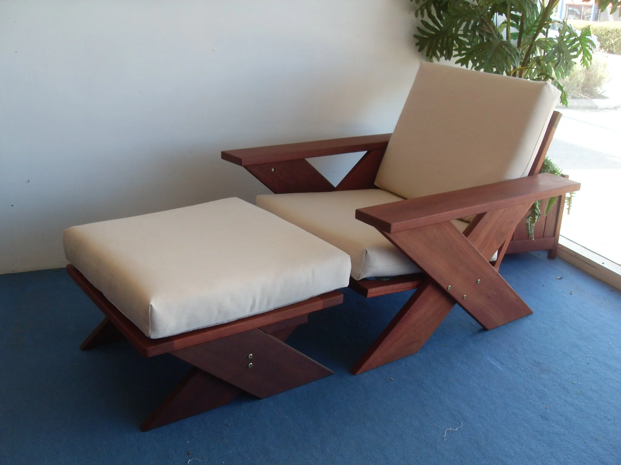 Frans Wideboard chair with ottoman