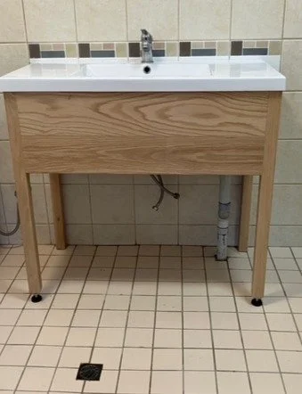 Oak vanity with adjustble height feet (edited)