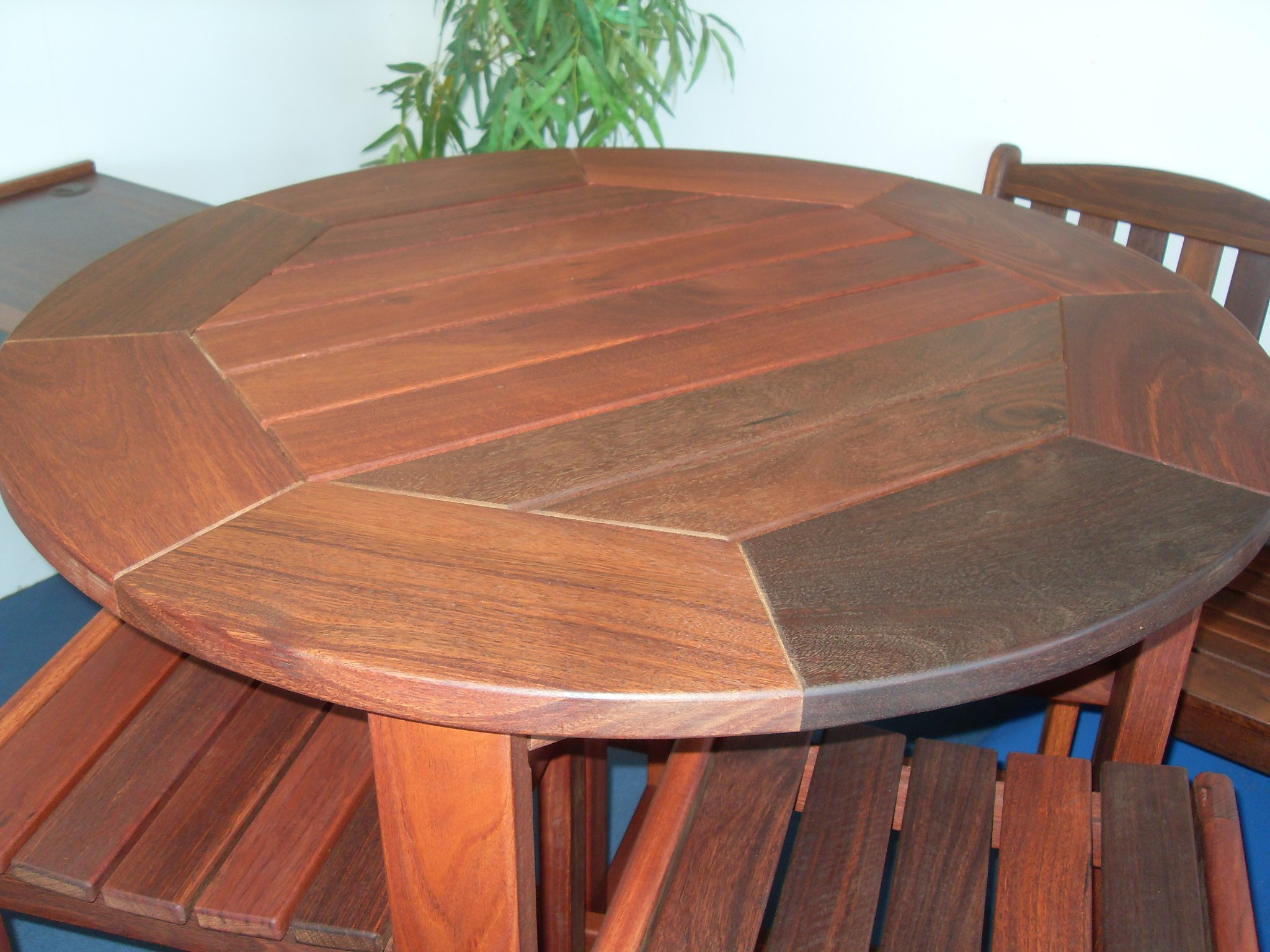 4 Seat Round bar table showing top detail