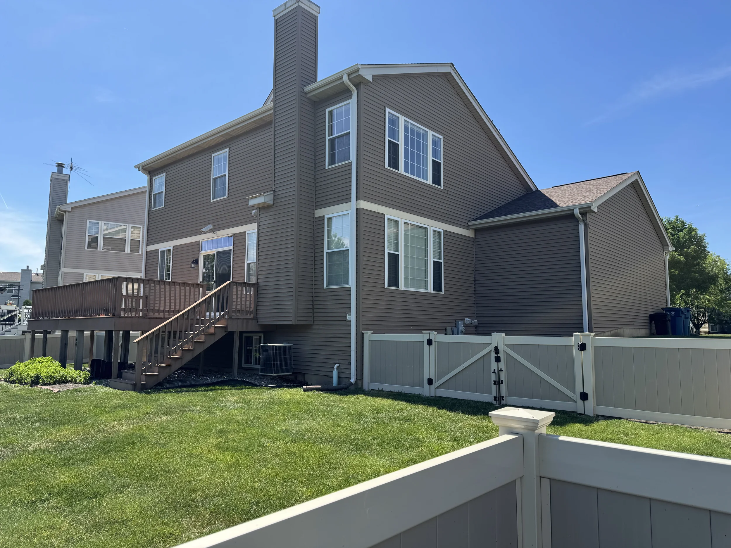Exterior view of a Chicagoland residential home with sparkling clean windows and deep-cleaned screens.