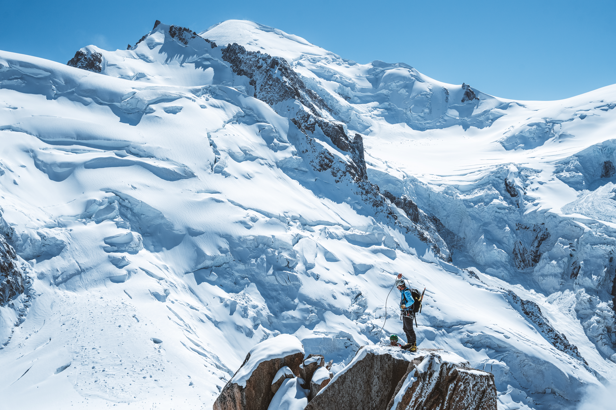 mountain-guide-coiling-mtblanc-ubacmedia.png