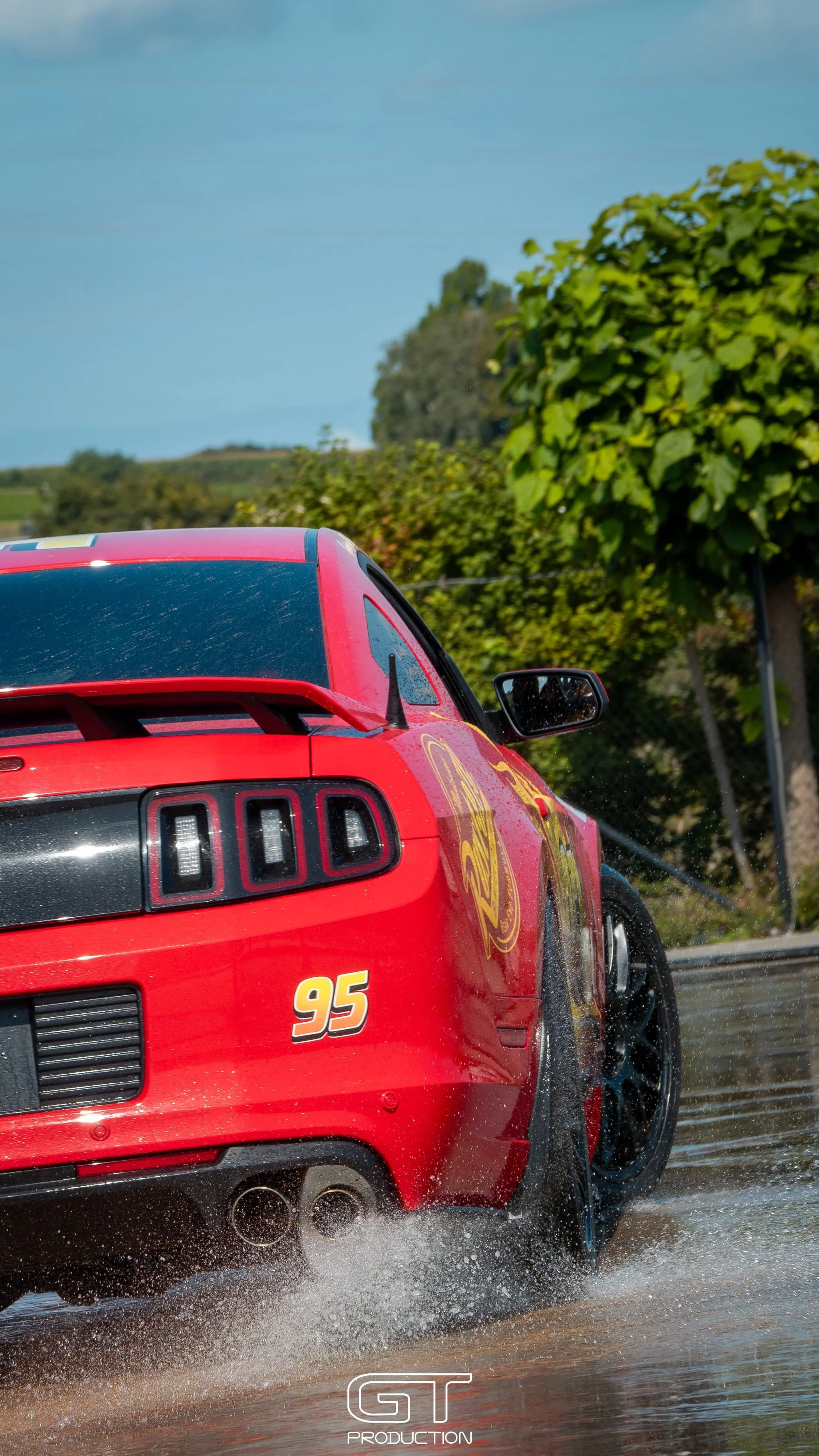 Voiture de course rouge en mouvement dans l'eau Au Centre de maitrise du volant de Hermalle , CMV