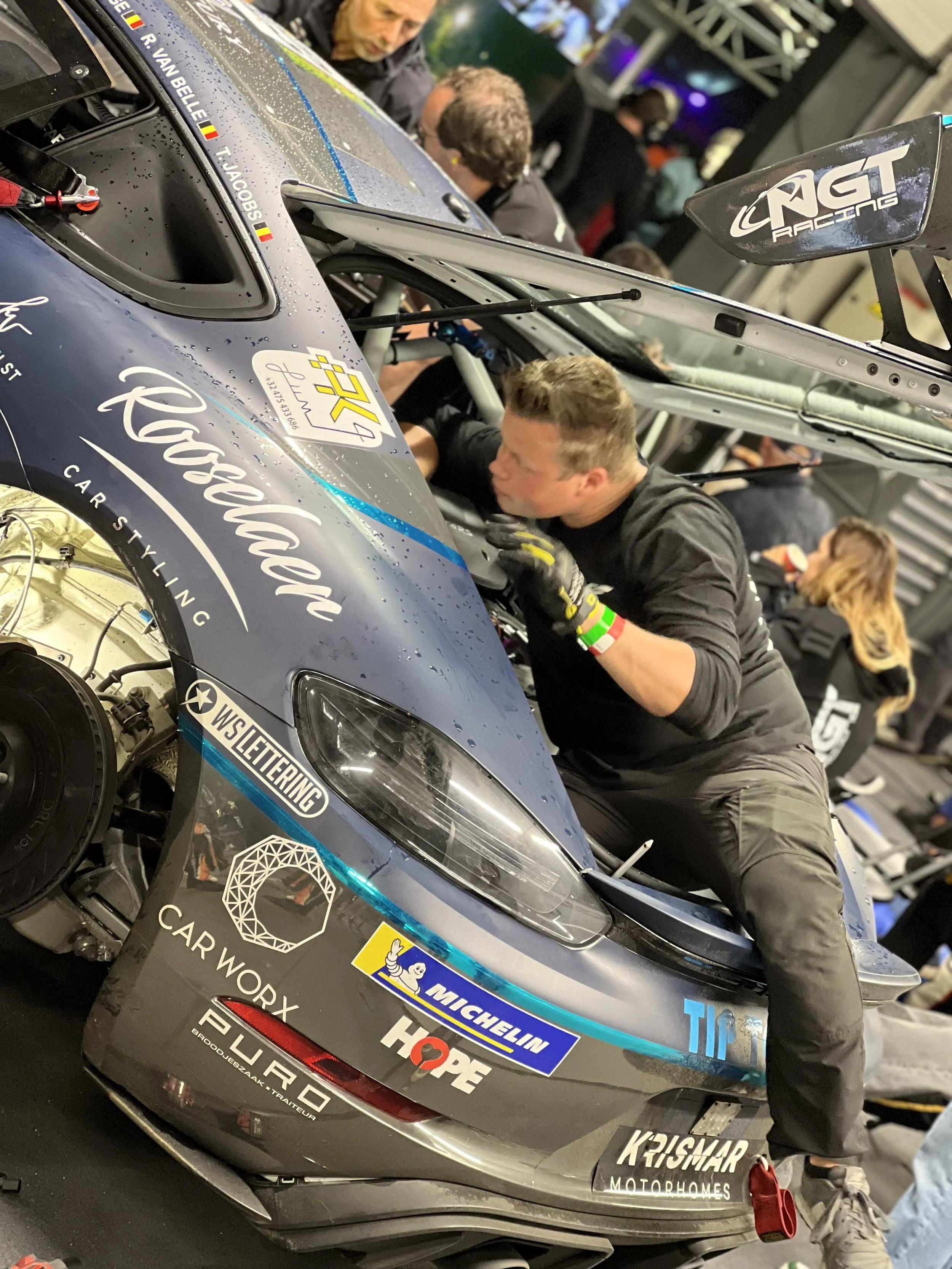 Pierre Malderez effectue une réparation sur une Porsche Gt4 RS Club Sport dans les paddock de Zolder pour l'évènement 24H de Zolder . Le team en compétition et NGT