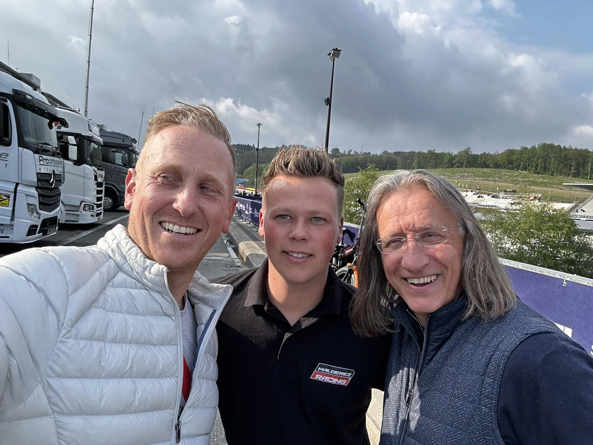 Christian Houbben de TC trackday , Pierre Malderez de Malderez srl et Raoul Marchisio marchant de hyper cars à monaco sous le nom de RM MOTORSPORT prennent une selfie au circuit de Spa Francorchamps pendant les spaclassic 2024