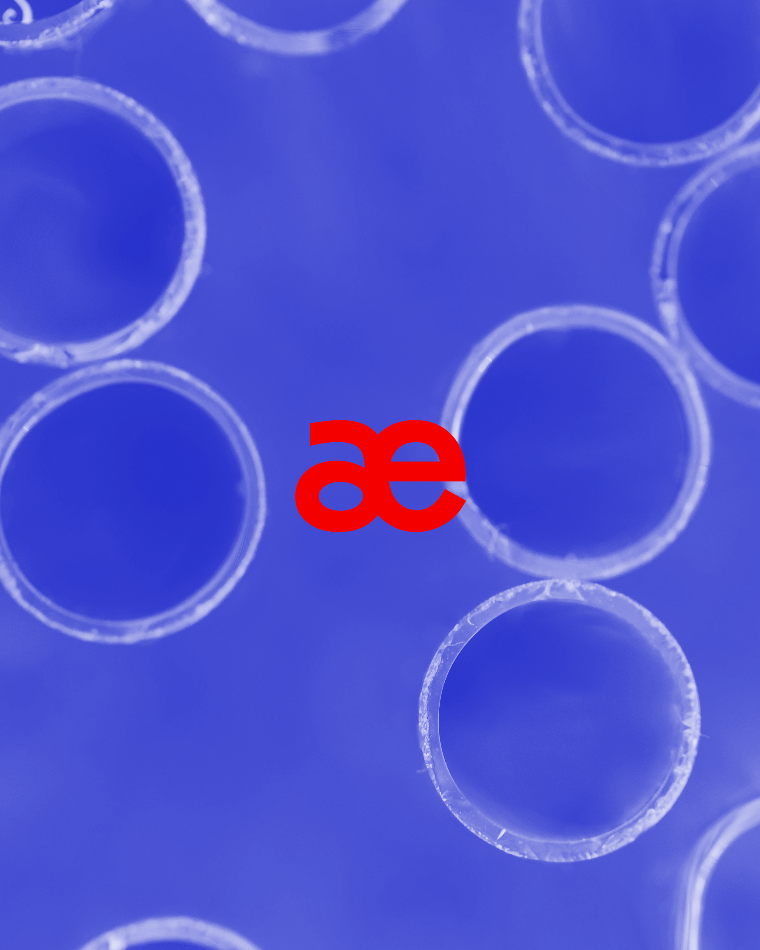 Blauer Hintergrund mit mehreren transparenten Reagenzgläsern, in der Mitte das rote Favicon 'ae'.