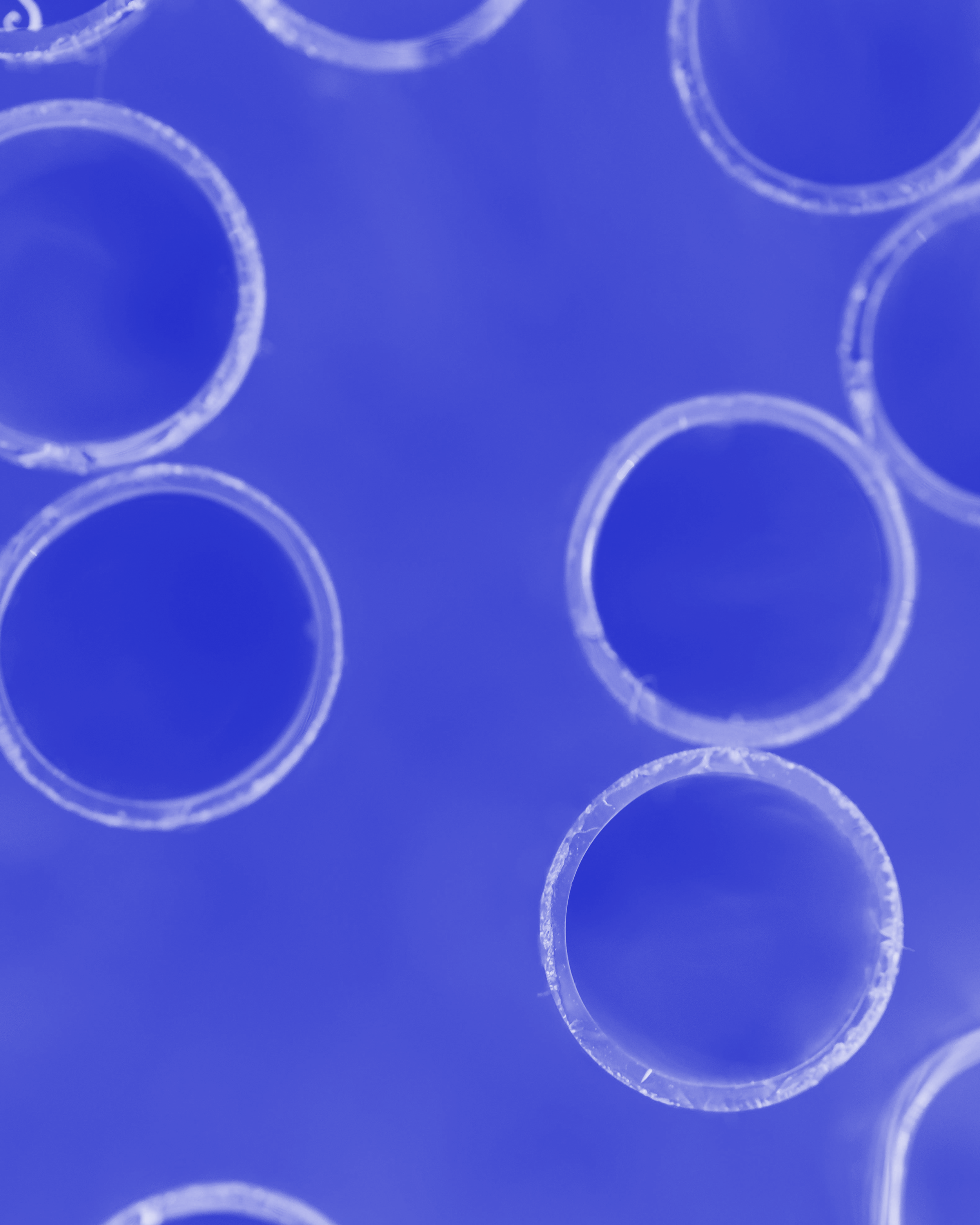 Blauer Hintergrund mit mehreren transparenten Reagenzgläsern