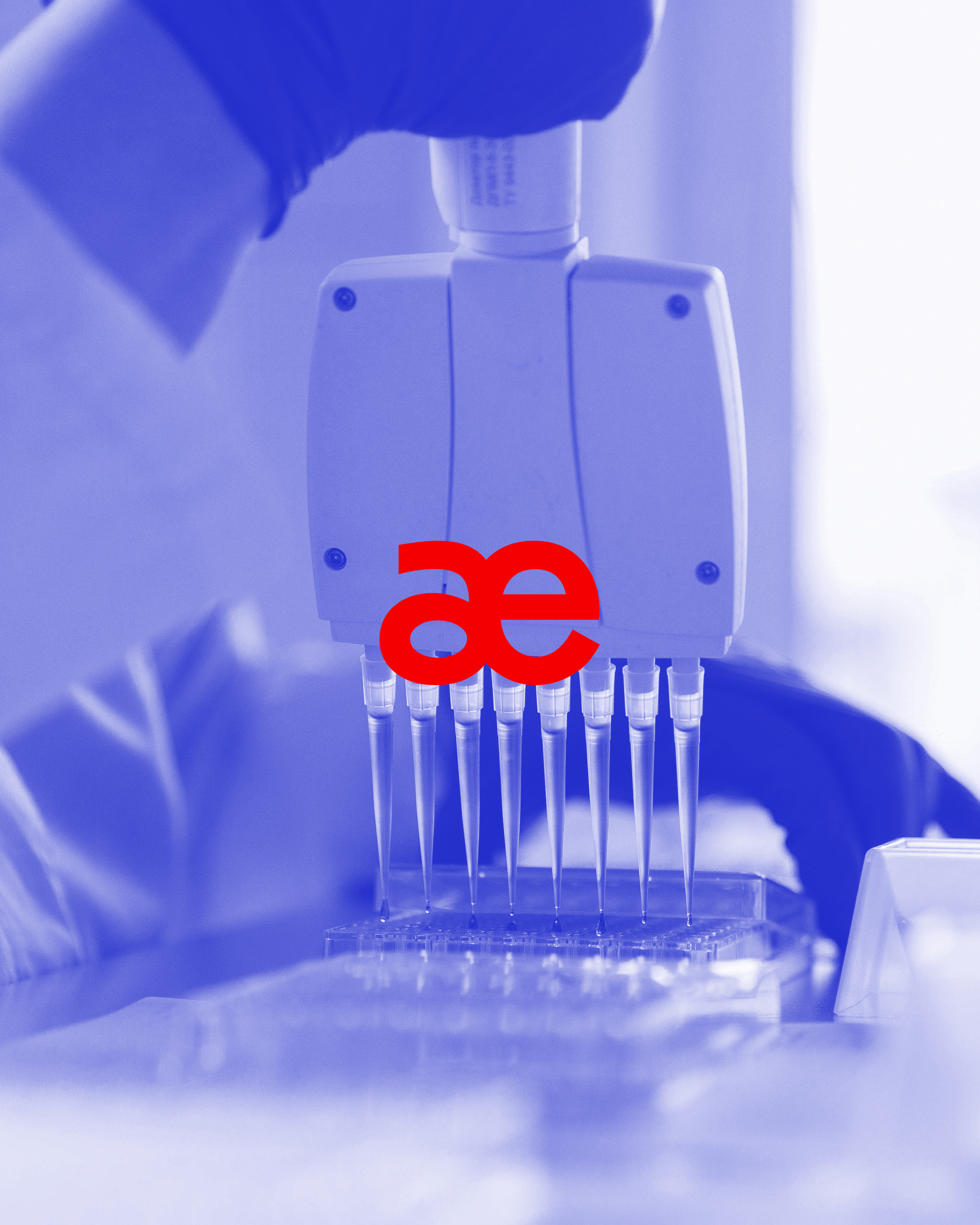 Labormitarbeiter*in pipettiert, mit Mehrkanal-Pipette, Flüssigkeiten auf eine Reaktionsplatte. In der Mitte das rote Favicon 'ae'.