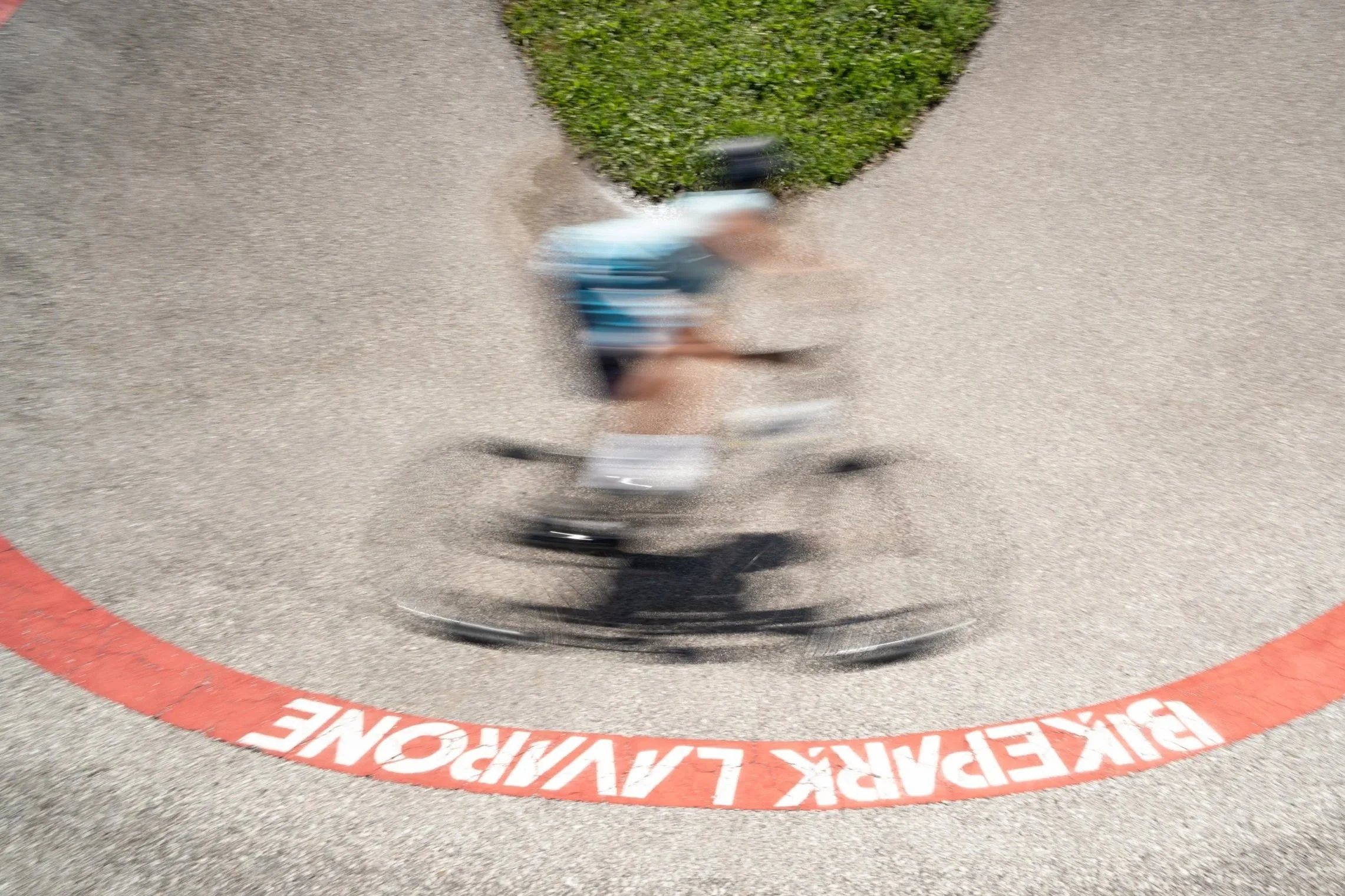 Un ciclista sfocato in movimento su una pista da bmx