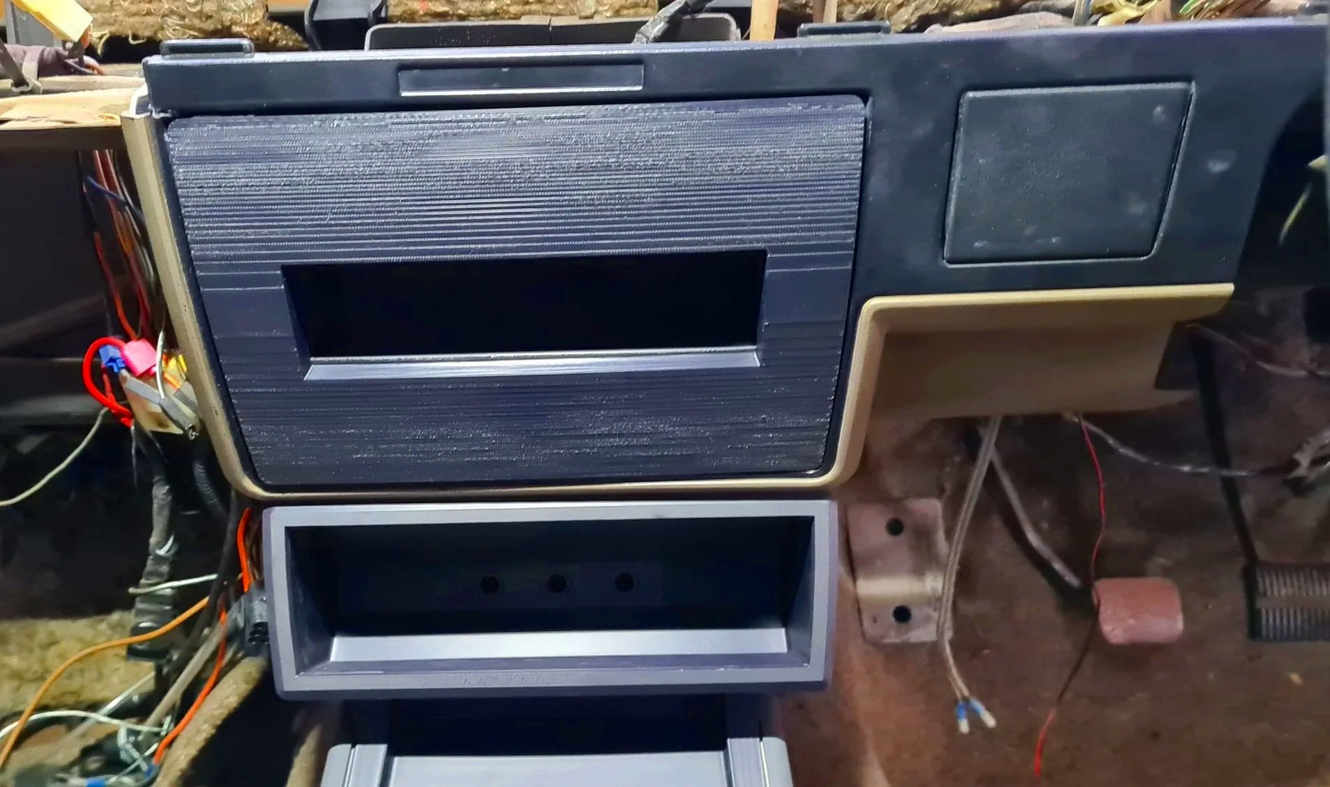 Holden VL Custom Single DIN Radio Fascia