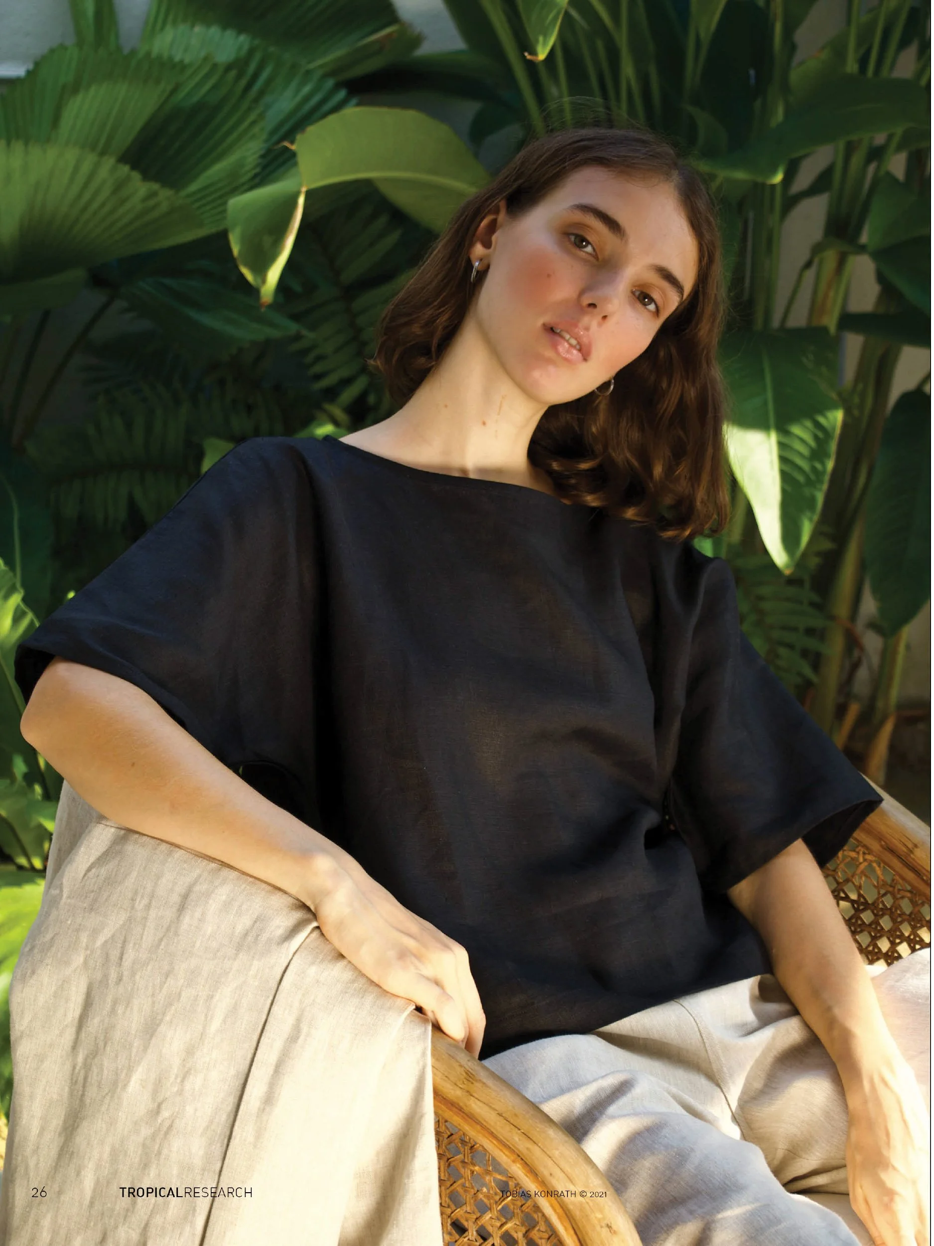 t-shirt tunic black linen cropped version