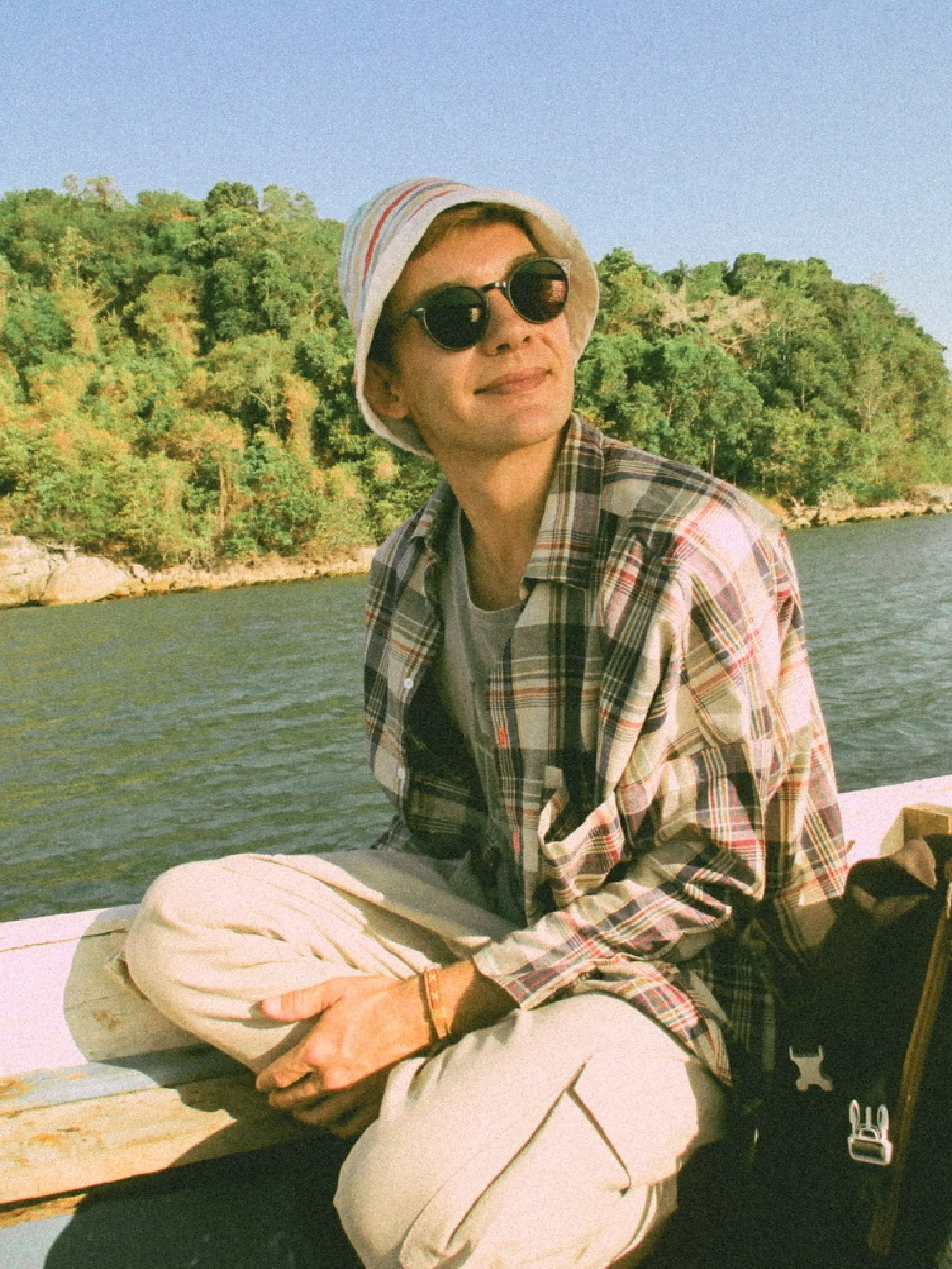 bucket hat x minimalist shirt