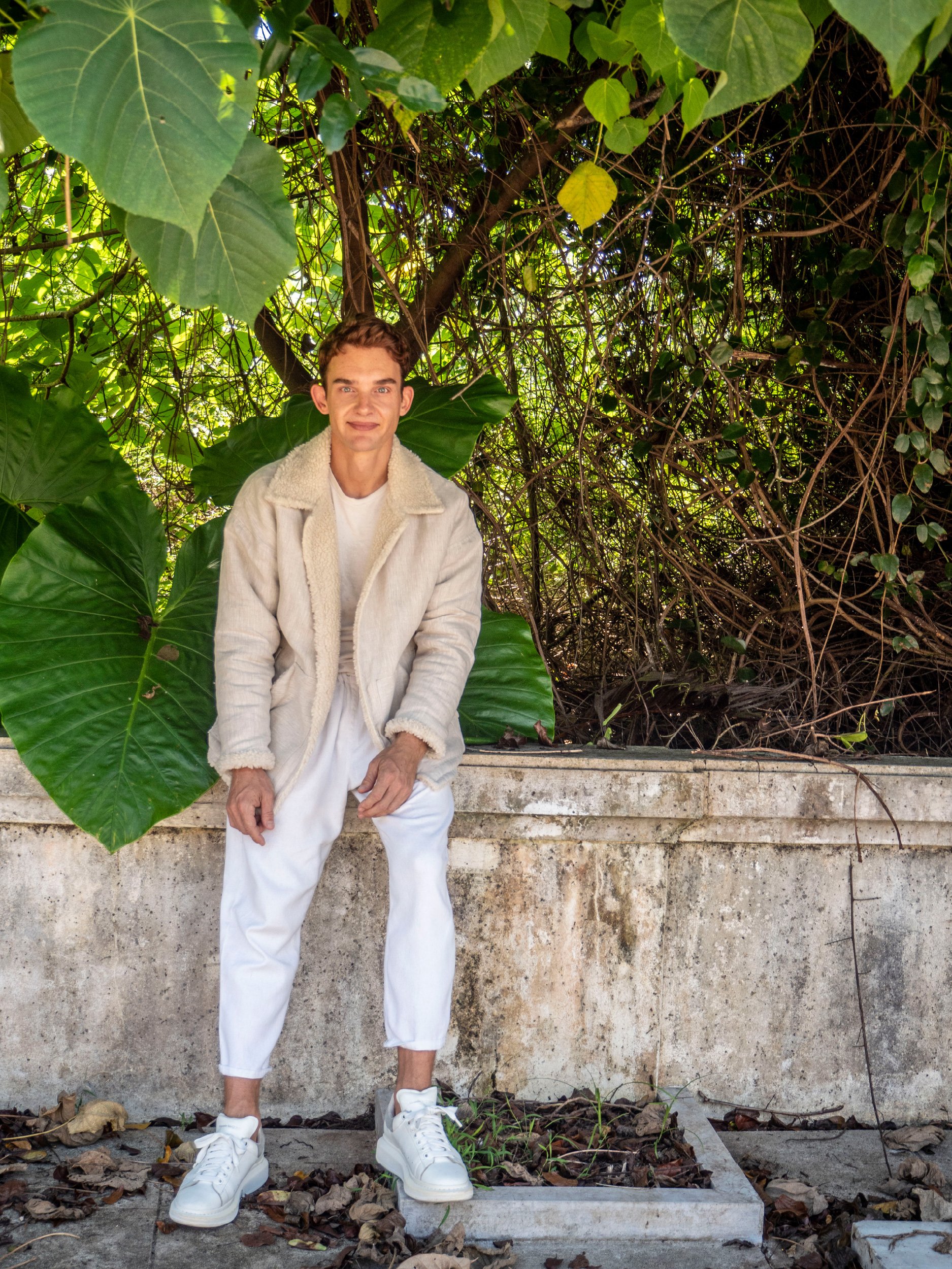 model wearing beige cropped boxy parka with regular collar and sherpa lining