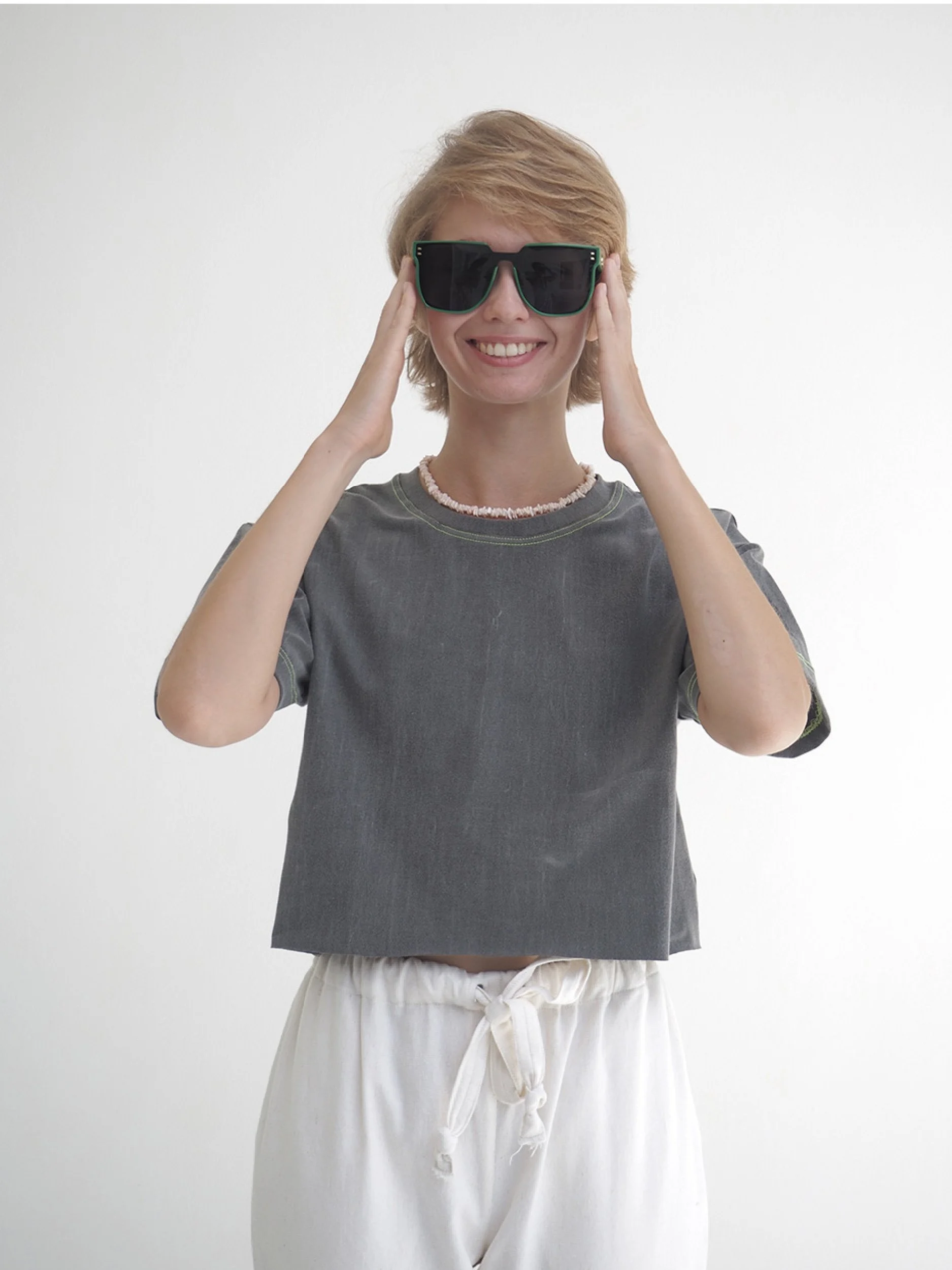 minimalist t-shirt cropped version in dark grey worn by model
